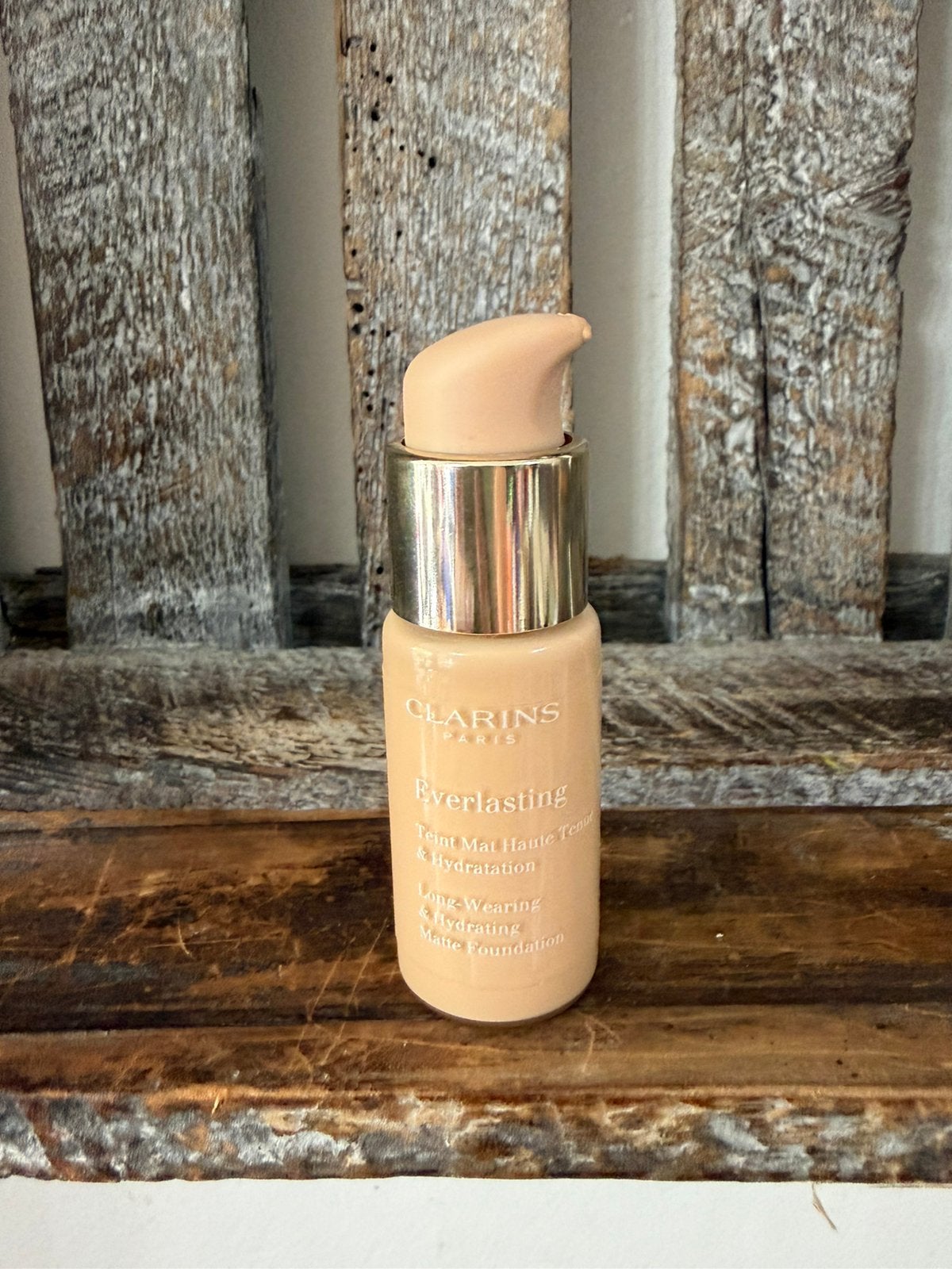 Clarins Everlasting Foundation 108W Sand, Ophalen of Verzenden, Zo goed als nieuw, Beige, Gehele gezicht