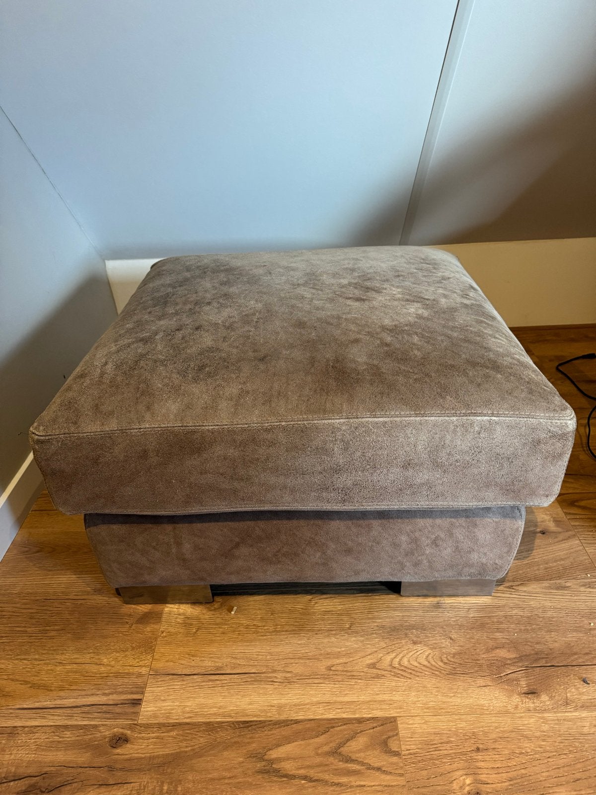 Leren poef van Anker, 100x100 cm met metalen pootjes, Ophalen, Gebruikt, Leer, 75 tot 100 cm