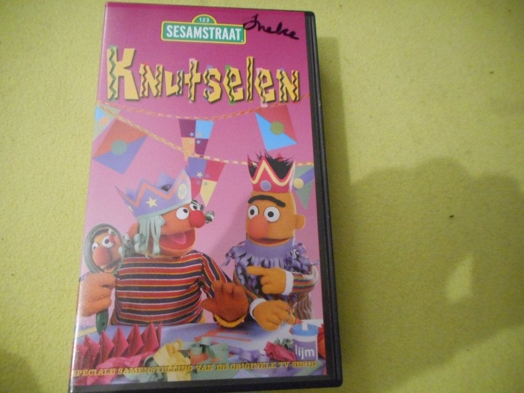 SESAMSTRAAT "Knutselen" Op VIDEO!, Cd's en Dvd's, VHS | Kinderen en Jeugd, Zo goed als nieuw, Tekenfilm, Alle leeftijden, Ophalen of Verzenden