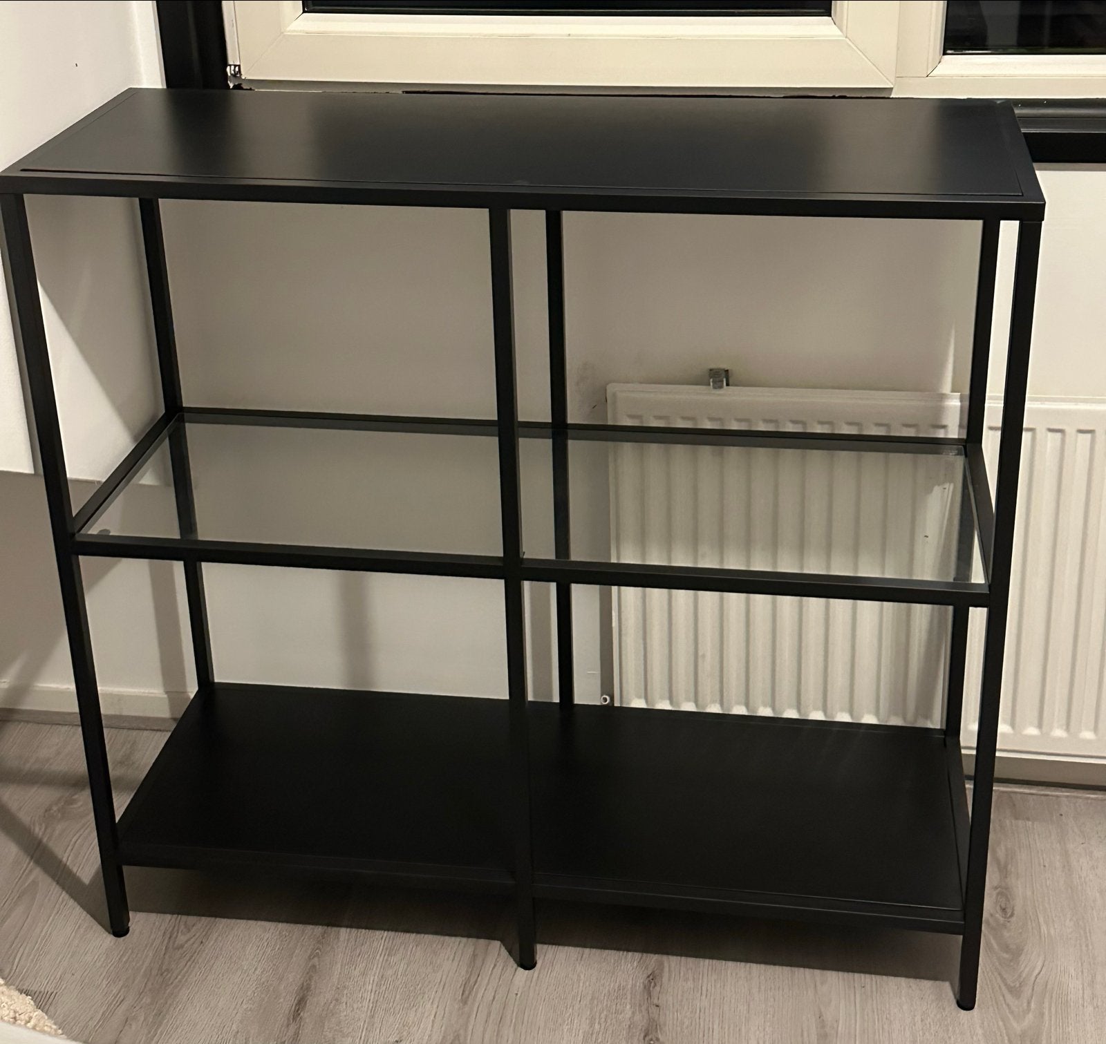 IKEA VITTSJÖ kast zwart met glazen plank 100x93 cm, Ophalen, Zo goed als nieuw