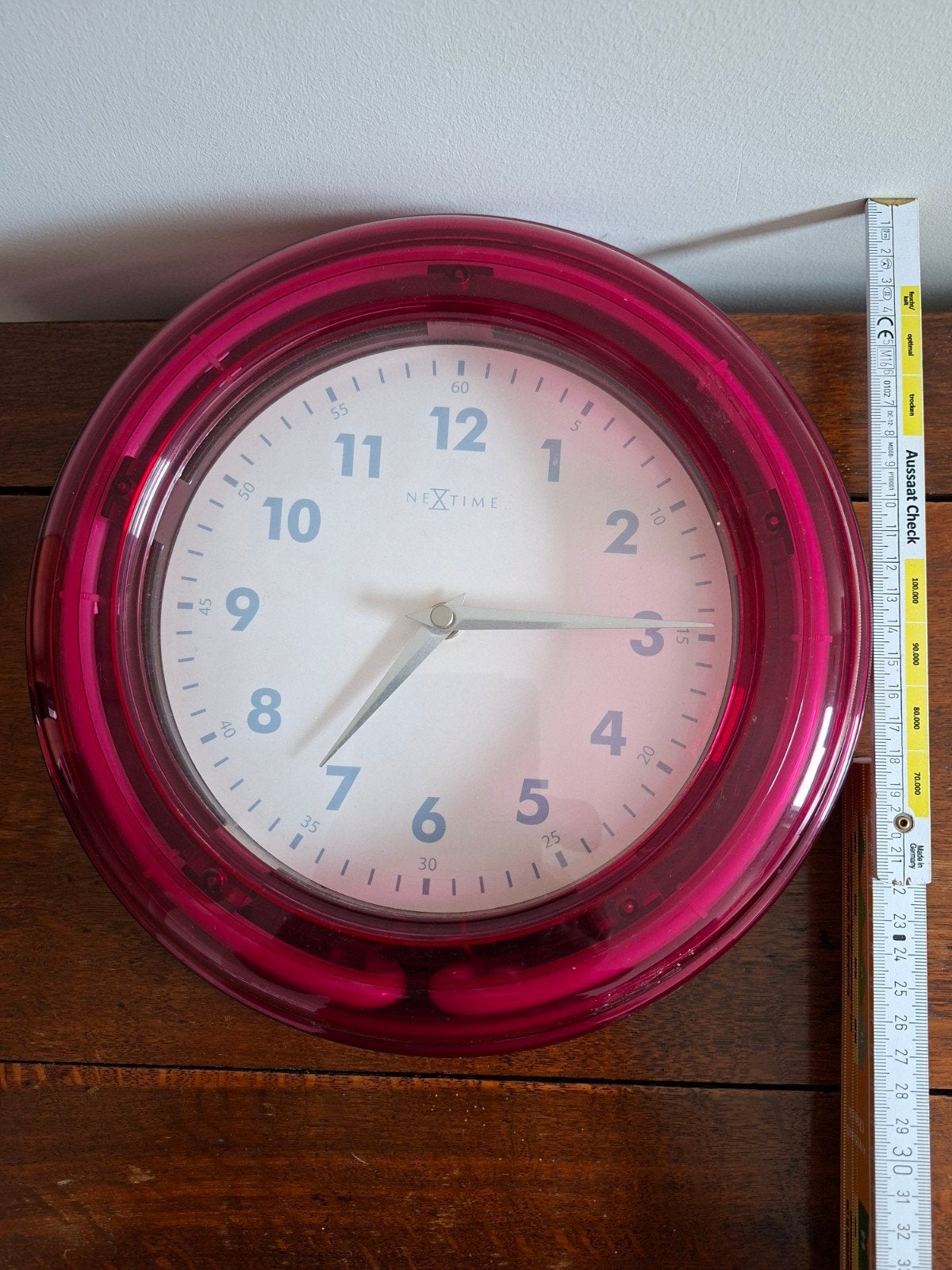 Nextime wandklok roze/magenta Modern design, Ophalen, Zo goed als nieuw, Wandklok