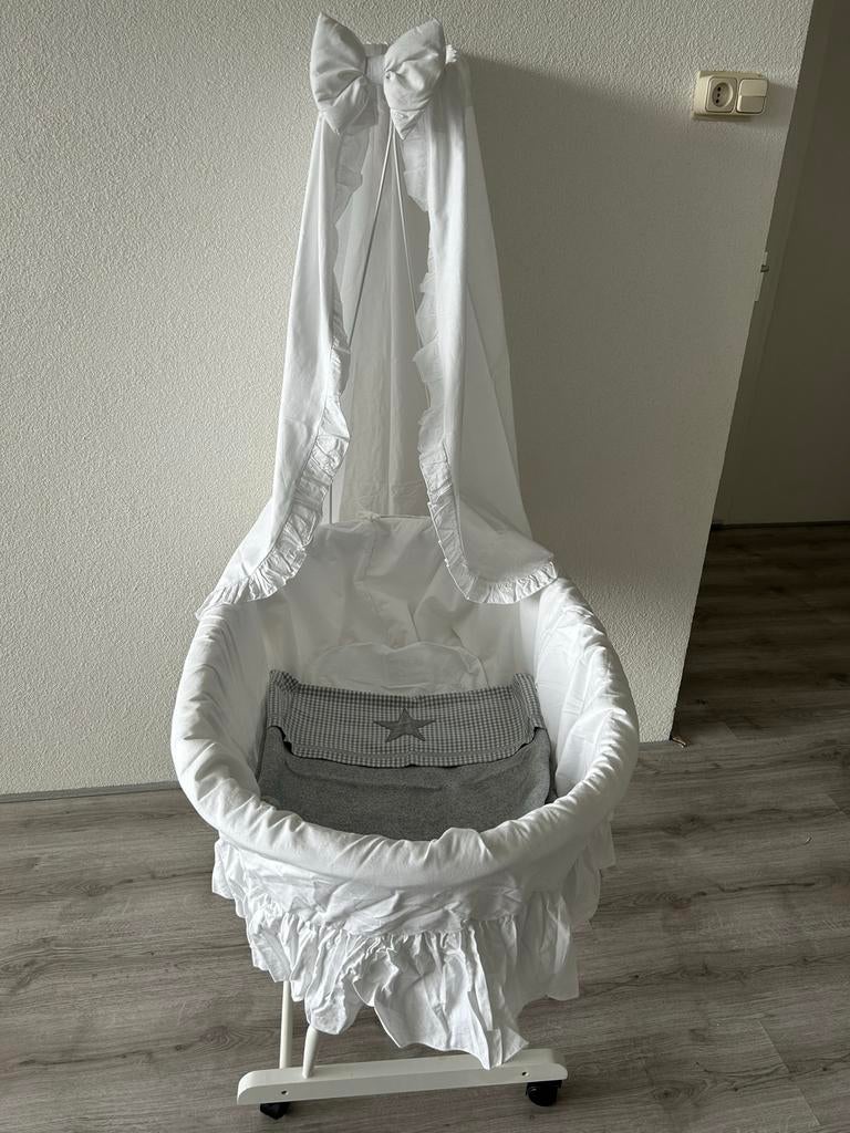 Witte wieg met hemeltje en bekleding, Kinderen en Baby's, Babywiegjes en Ledikanten, Ophalen of Verzenden, Zo goed als nieuw, Wieg