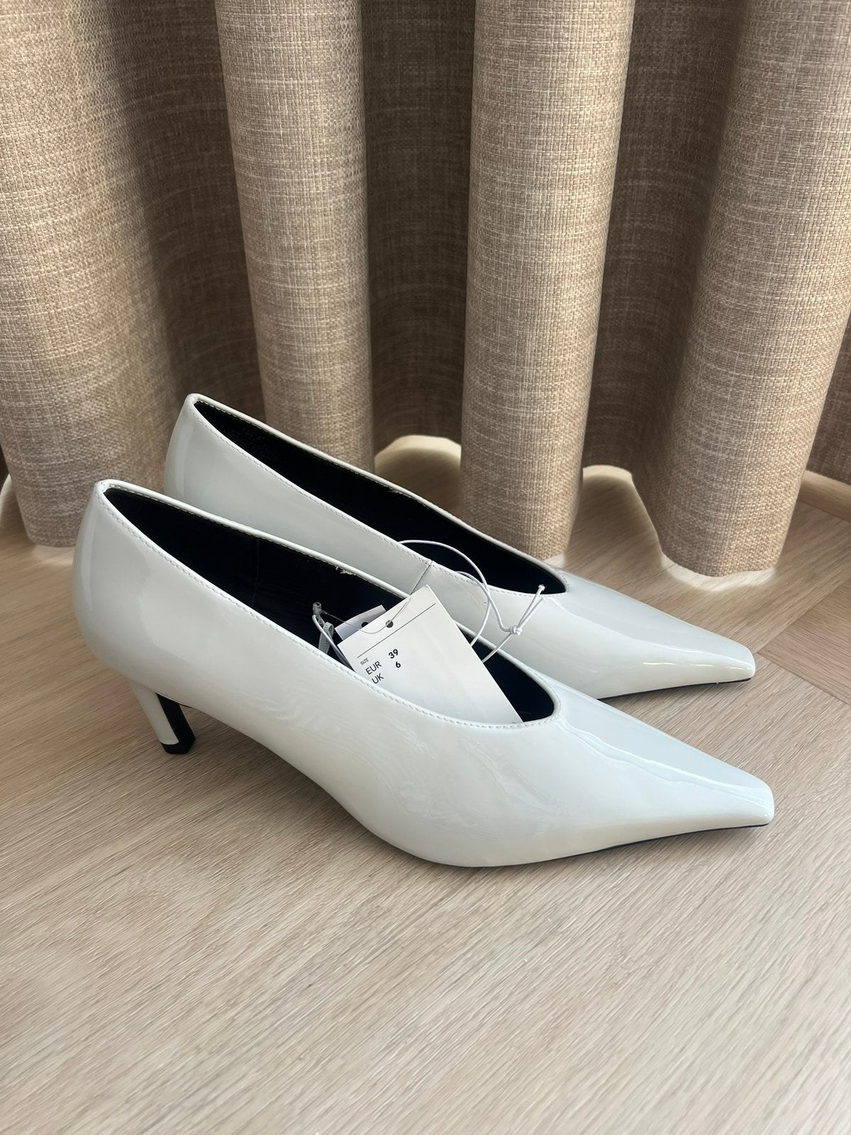 Lichtgrijze hakken van H&M - maat 39, Schoenen met lage hakken, Nieuw, Ophalen of Verzenden, Grijs