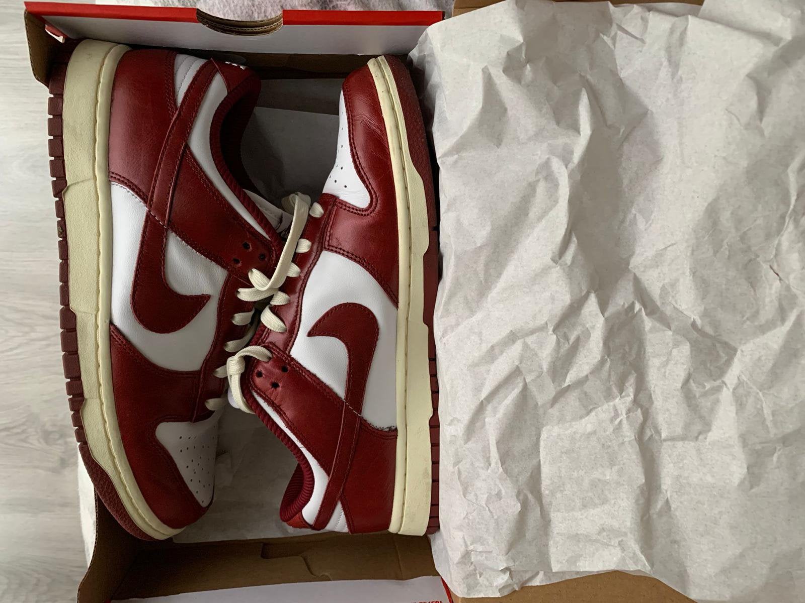 Nike Dunk Low PRM white/team red-coconut milk, Ophalen, Zo goed als nieuw, Overige kleuren