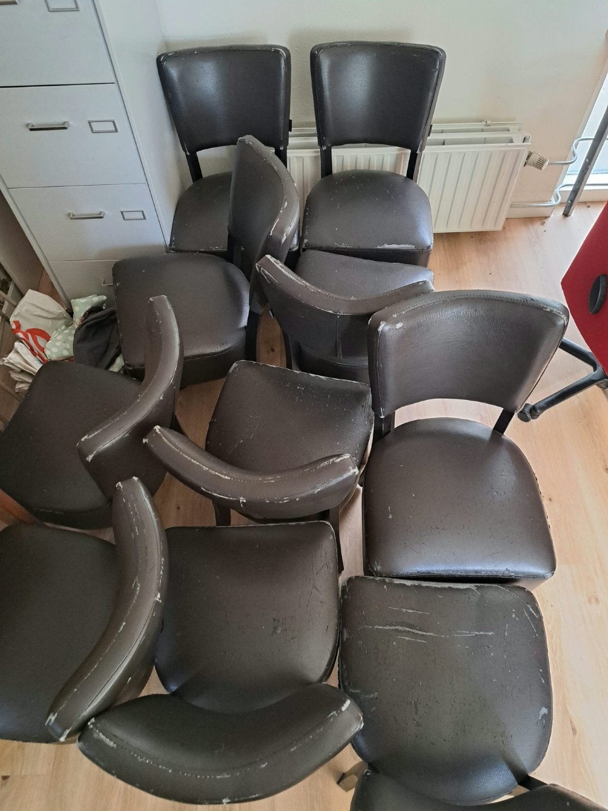 14 eetkamerstoelen gratis af te halen, Huis en Inrichting, Ophalen, Gebruikt, Bruin, Vijf, Zes of meer stoelen