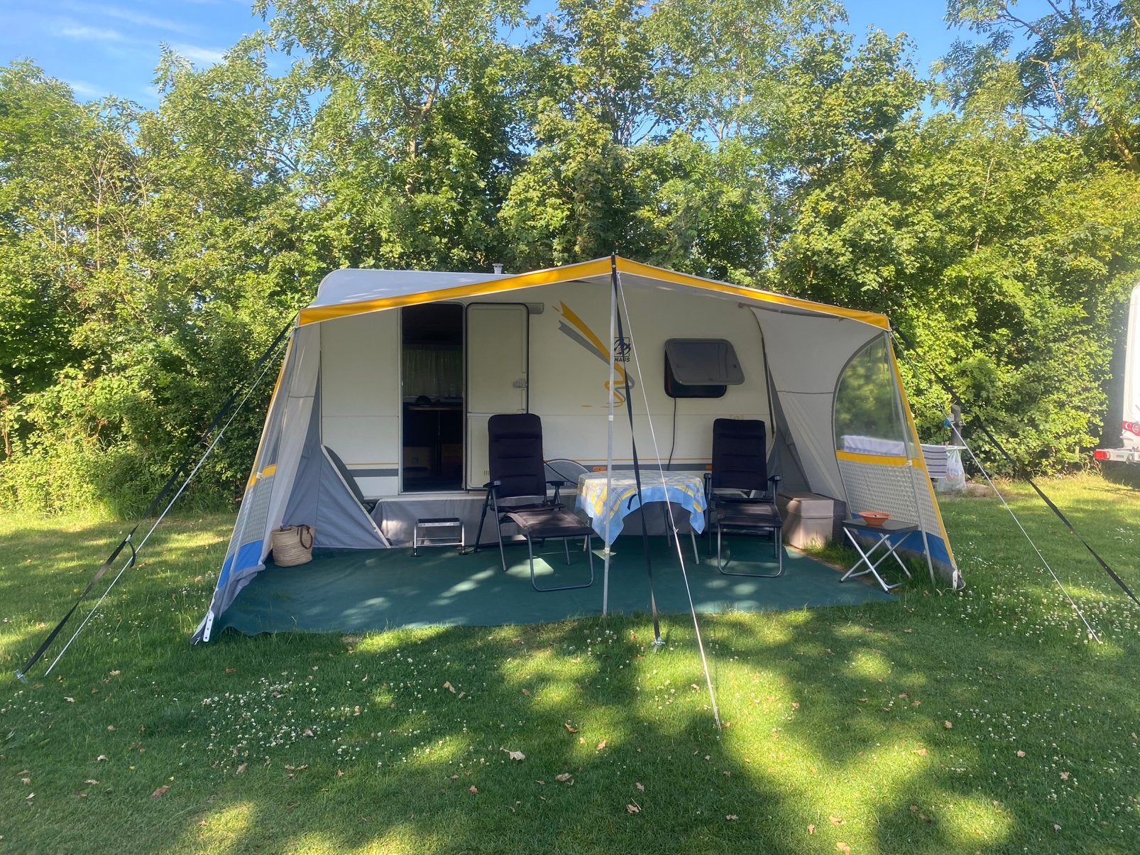 Caravan Knaus 400 TS, Caravans en Kamperen, Caravans, Frans bed, Treinzit, Particulier, 5 tot 6 meter