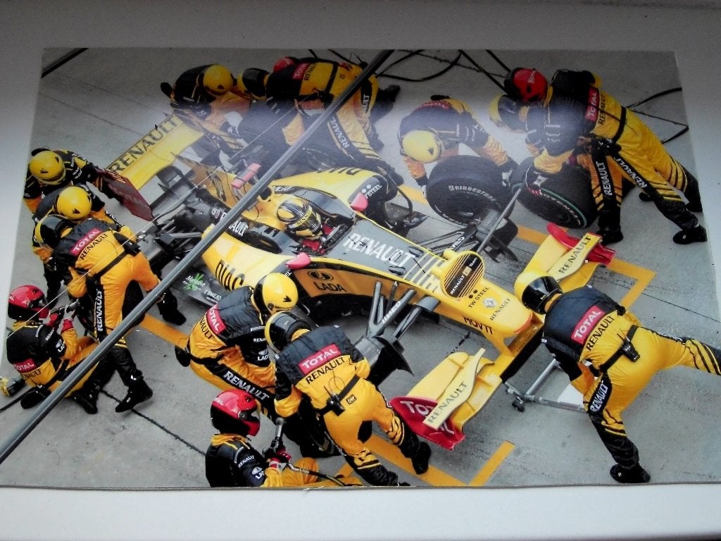 Grote foto pitstop Renault R30 Formula 1 Robert Kubica, Verzenden, Zo goed als nieuw, Formule 1