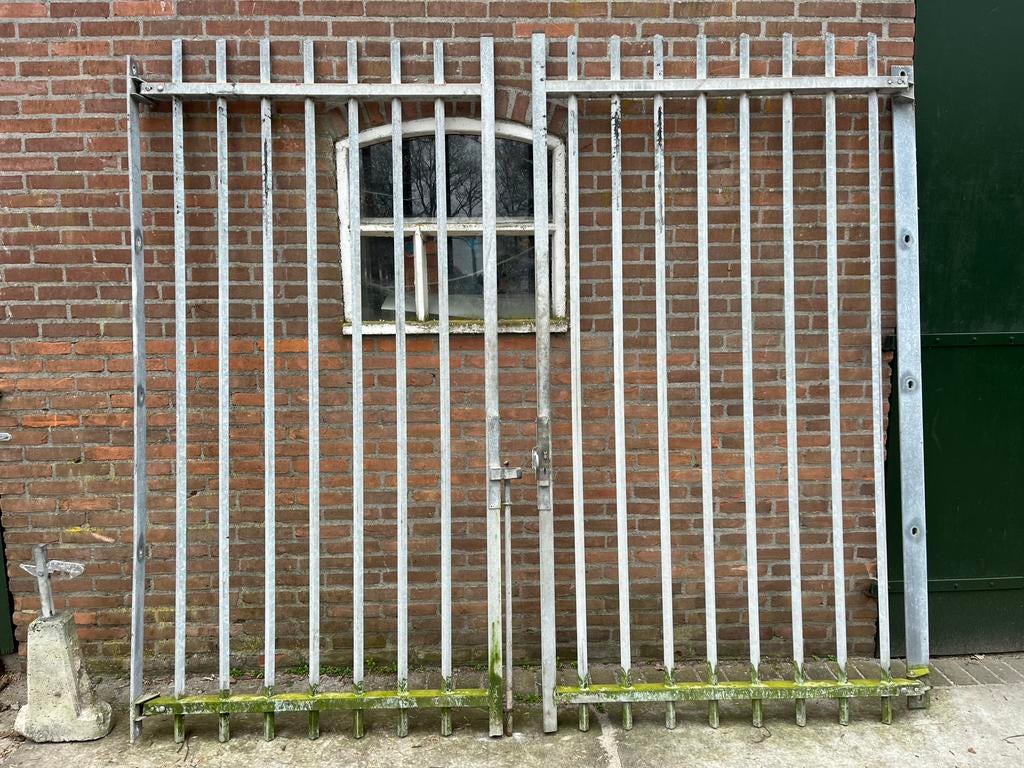 Dubbele deur poort B&G 2.60m breed 2.40 hoog gegalvaniseerd, Ophalen, Met poort, Gebruikt, Spijlenhekwerk