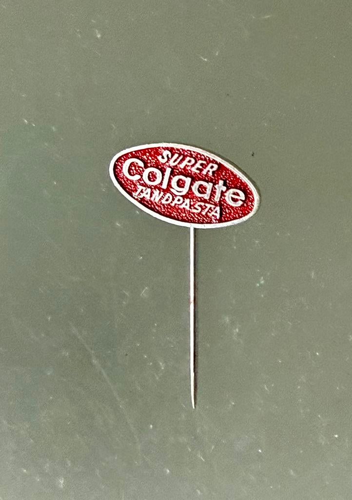 Vintage Colgate "Super Tandpasta" pin, Verzamelen, Speldjes, Pins en Buttons, Ophalen of Verzenden, Gebruikt, Merk, Speldje of Pin