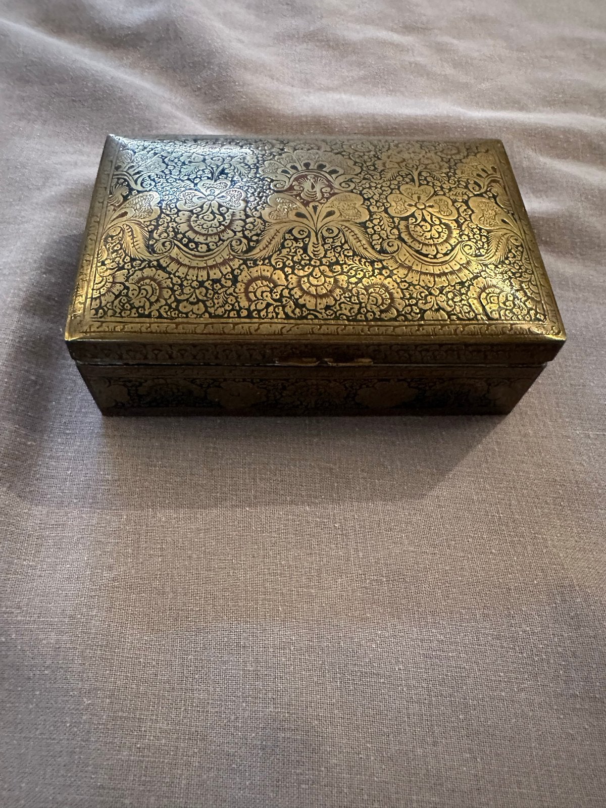 Antieke sieradendoos met gedetailleerd gouden patroon, Ophalen