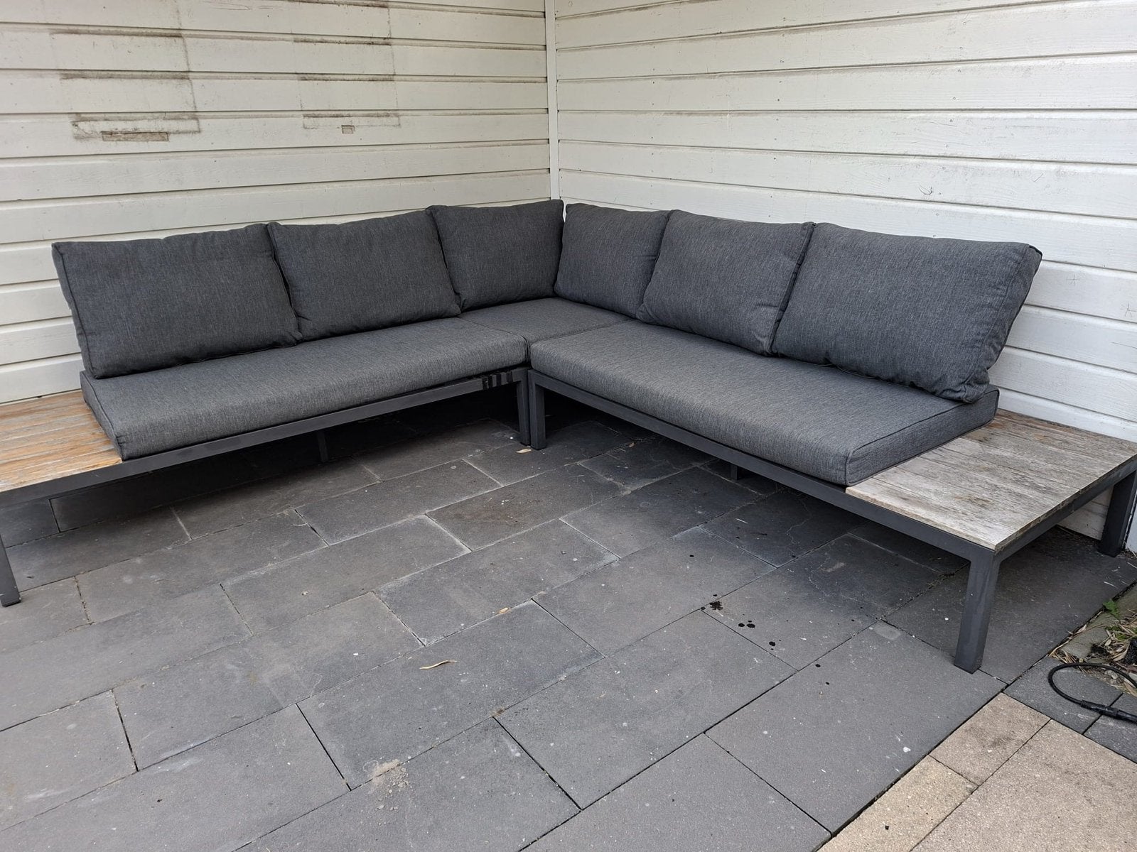 Loungeset met grijze kussens en houten tafeltjes, Tuin en Terras, Ophalen, Gebruikt, Meer dan 8 zitplaatsen, Loungeset
