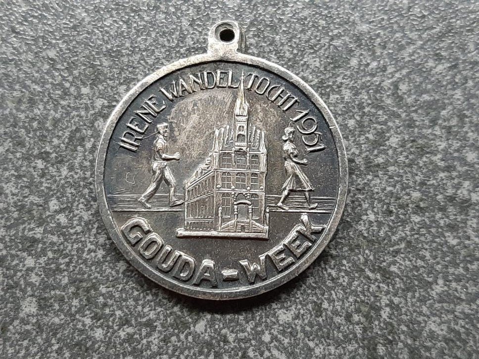Gouda Week -  Irene  Wandeltocht  1951  / 26mm.rond., Ophalen of Verzenden, Overige materialen