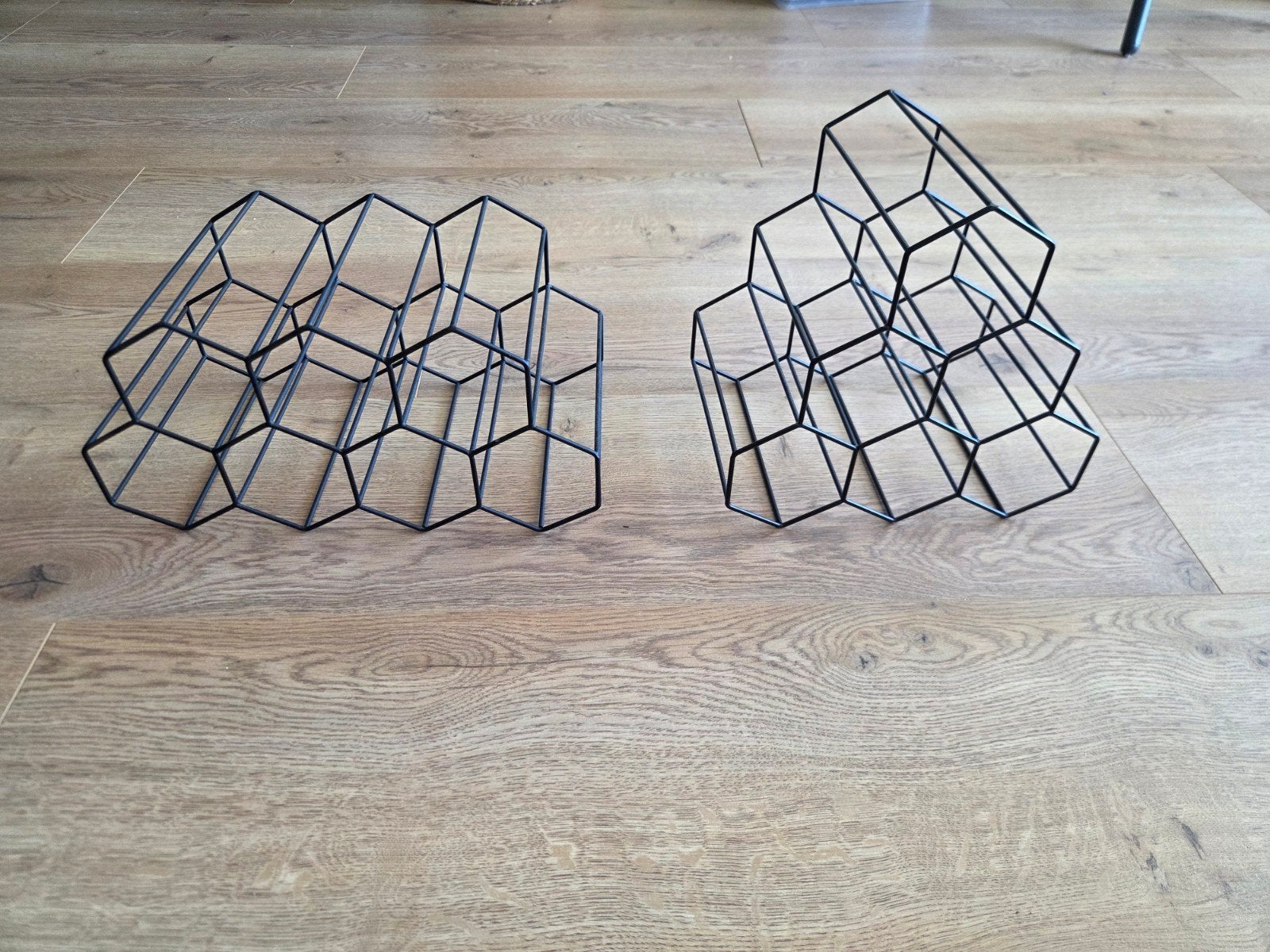 Set van 2 zwarte metalen wijnrekken van Quvio, Huis en Inrichting, Woonaccessoires | Wijnrekken, Ophalen, 5 tot 15 flessen, Zo goed als nieuw