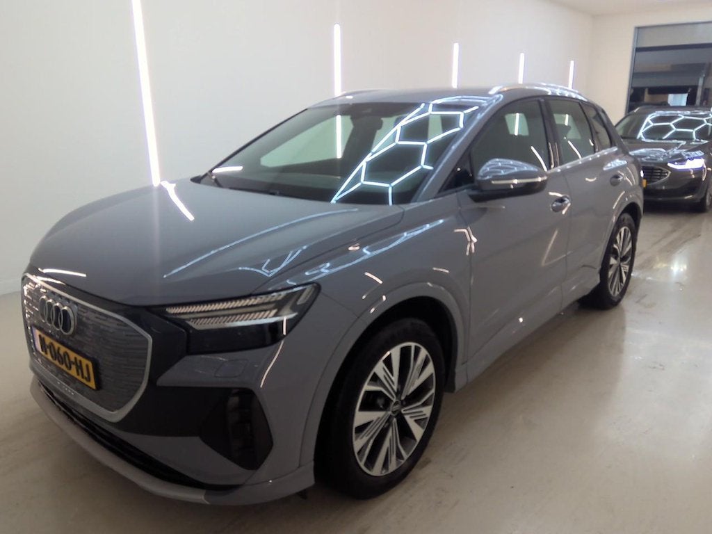 Audi Q4 e-tron 35 SOH 91% Launch edition Advanced 55 kWh, Auto's, Gebruikt, Zwart, 1865 kg, Verwarmde buitenspiegels