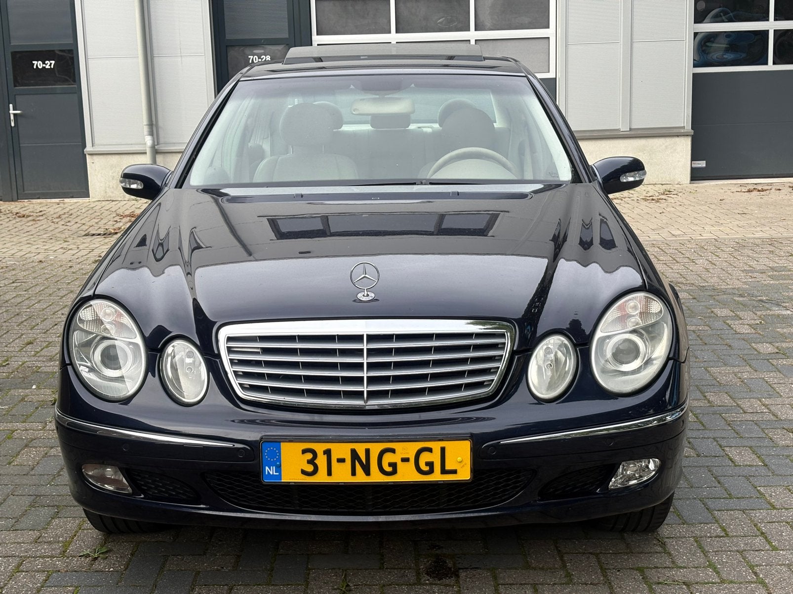 Mercedes-Benz E-Klasse 3.2 CDI E320 Sedan AUT 2003 Blauw, Auto's, Automaat, Dealer onderhouden, Achterwielaandrijving, Beige