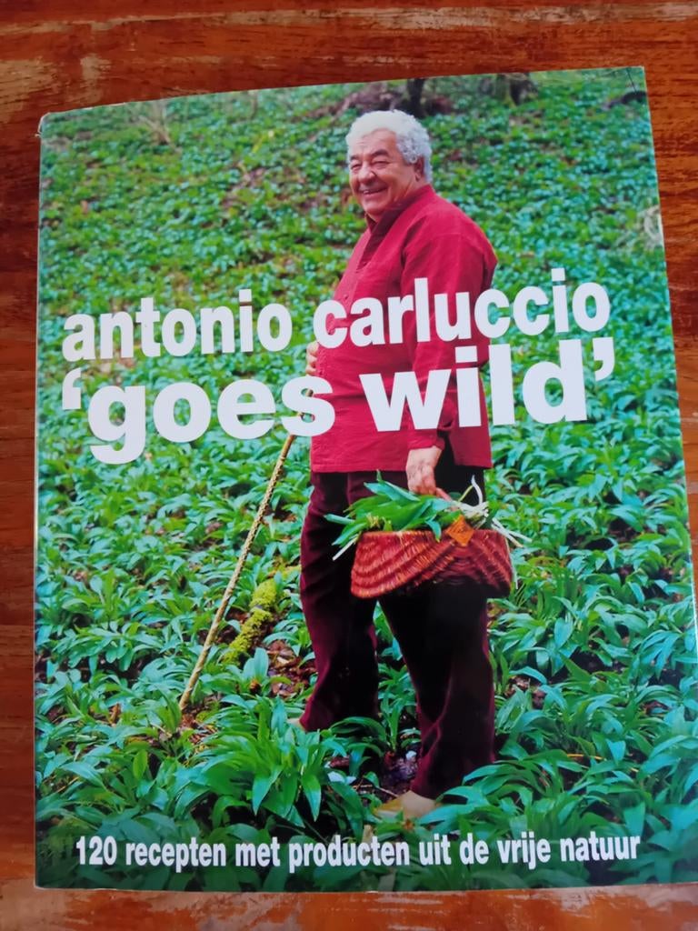 Antonio Carluccio 'Goes Wild' - Kookboek Wilde Ingrediënten, Hoofdgerechten, Ophalen of Verzenden, Zo goed als nieuw, Antonio Carluccio