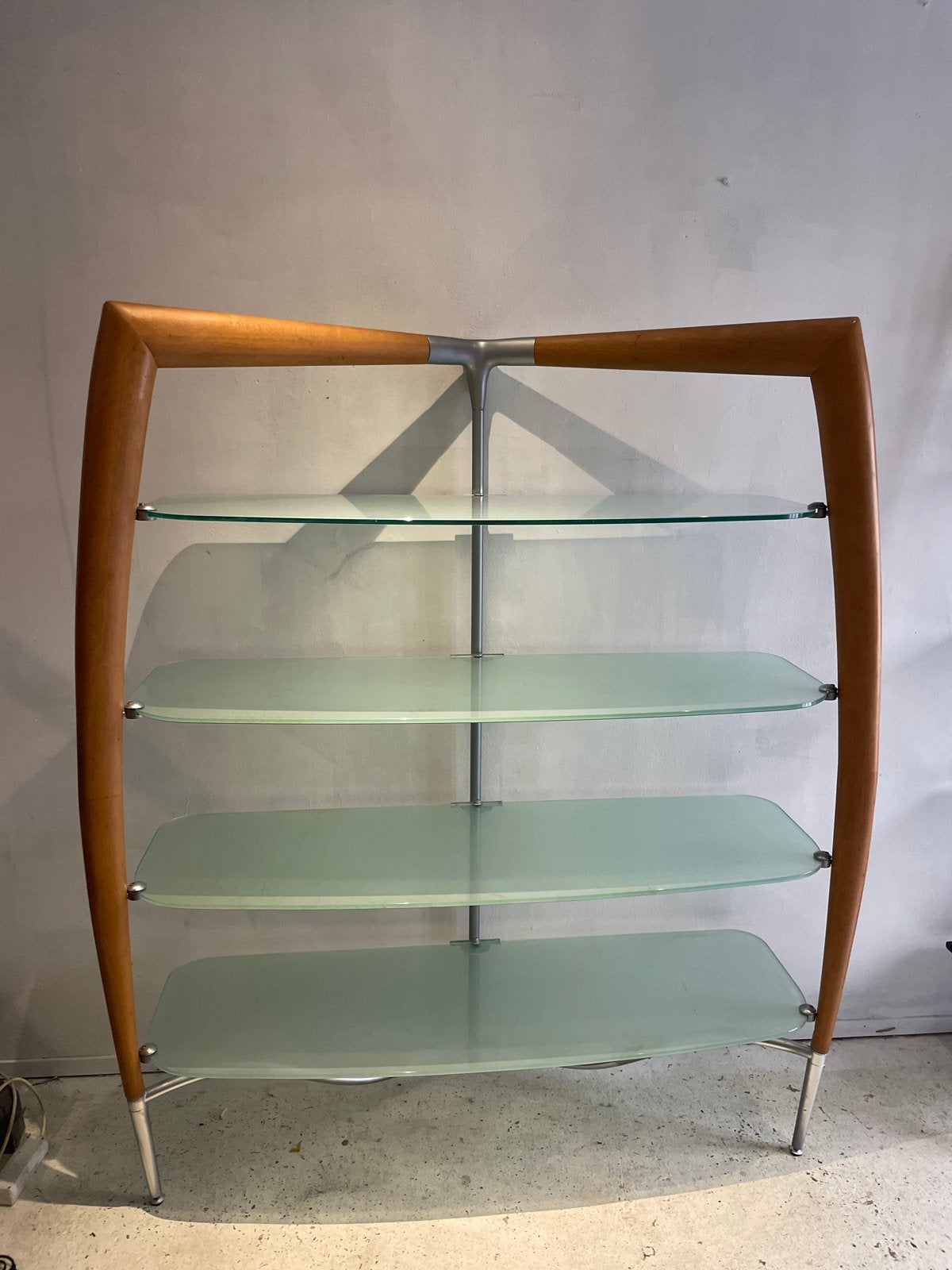 Italiaanse design wandkast / boekenkast met glazen planken, Met plank(en), Gebruikt, 100 tot 150 cm, 200 cm of meer