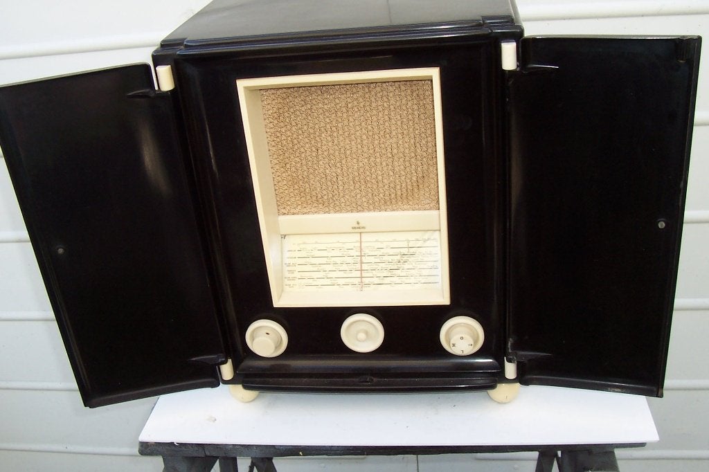 oude radio SIEMENS uit 1935, z.g. "Herr im Frack", Ophalen