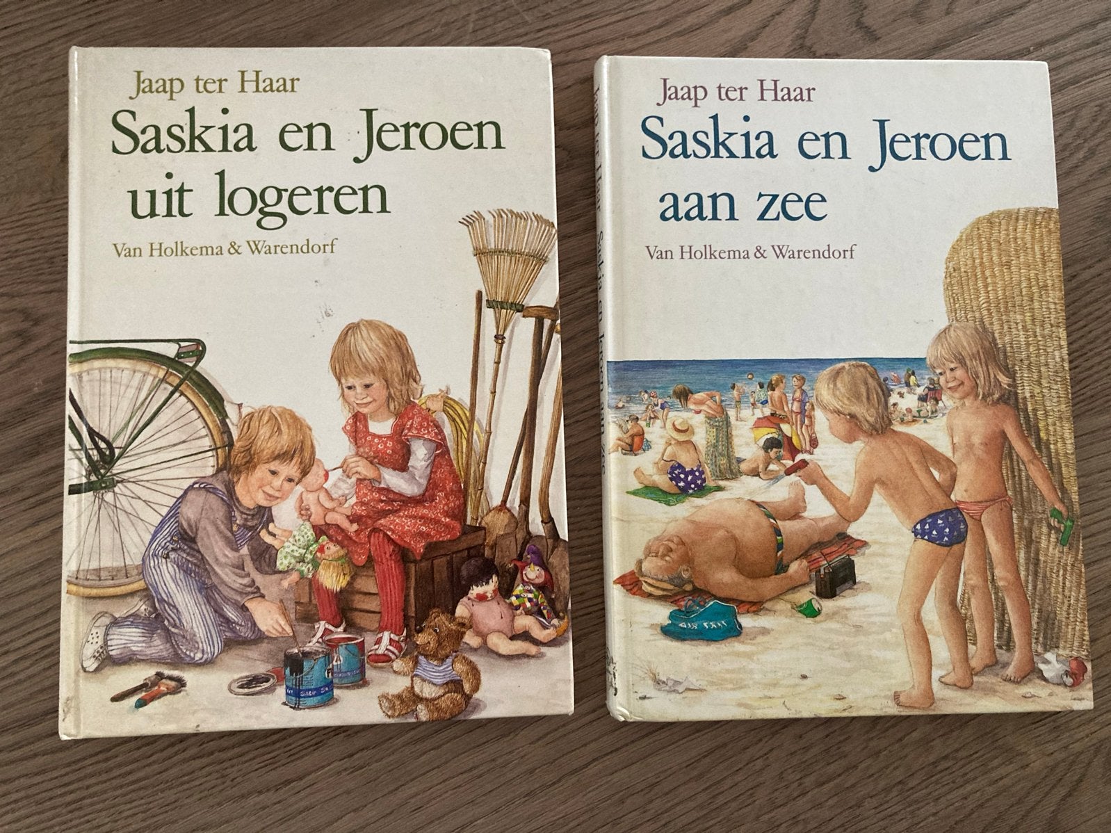 Saskia en Jeroen boeken: Uit logeren & Aan zee (2 stuks), Ophalen of Verzenden, Gelezen, Fictie algemeen