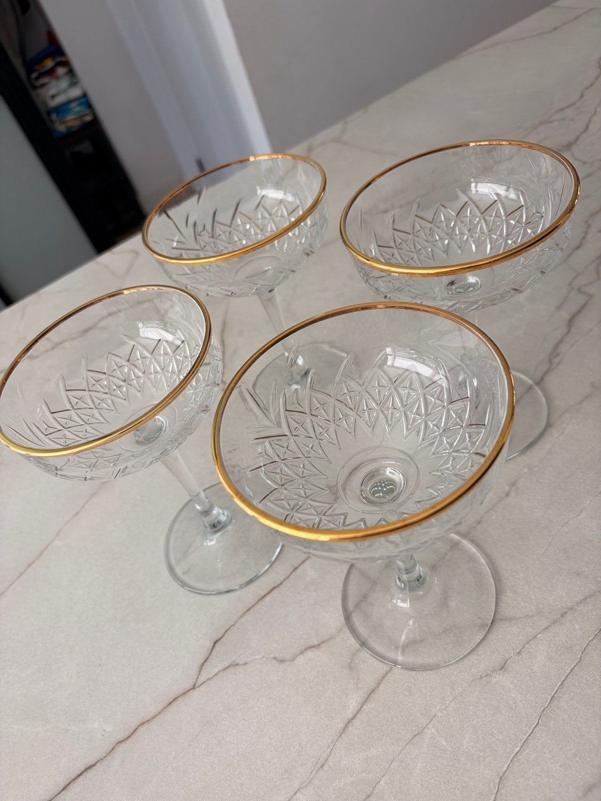 Set van 4 coupe glazen met gouden rand, Huis en Inrichting, Ophalen, Glas of Glazen, Klassiek, Glas