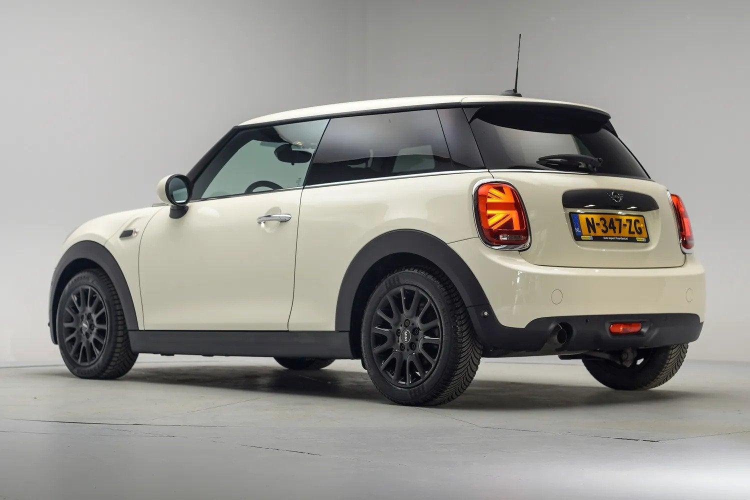 MINI One 1.5 One Chili [ LED Parkeersensoren Stoelverwarming, Auto's, Gebruikt, Verwarmde buitenspiegels, 4 stoelen, Bedrijf