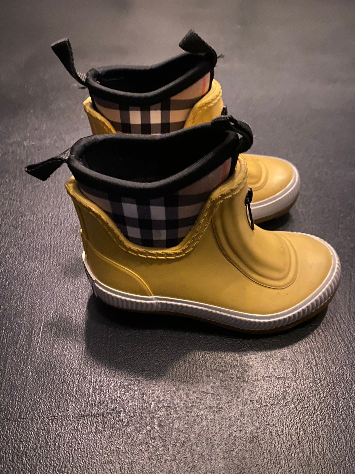 Originele Burberry regenlaarzen geel, Kinderen en Baby's, Babykleding | Schoentjes en Sokjes, Jongetje of Meisje, Laarsjes, Ophalen of Verzenden