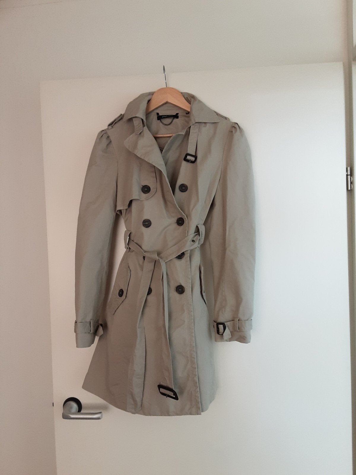 Stijlvolle beige trenchcoat met ceintuur, Beige, Ophalen of Verzenden, Maat 36 (S), Onbekend