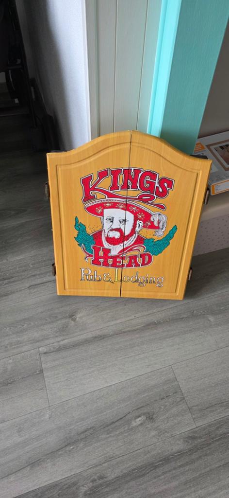 Dartbord in houten kast - Kings Head Pub & Lodging, Sport en Fitness, Darts, Ophalen