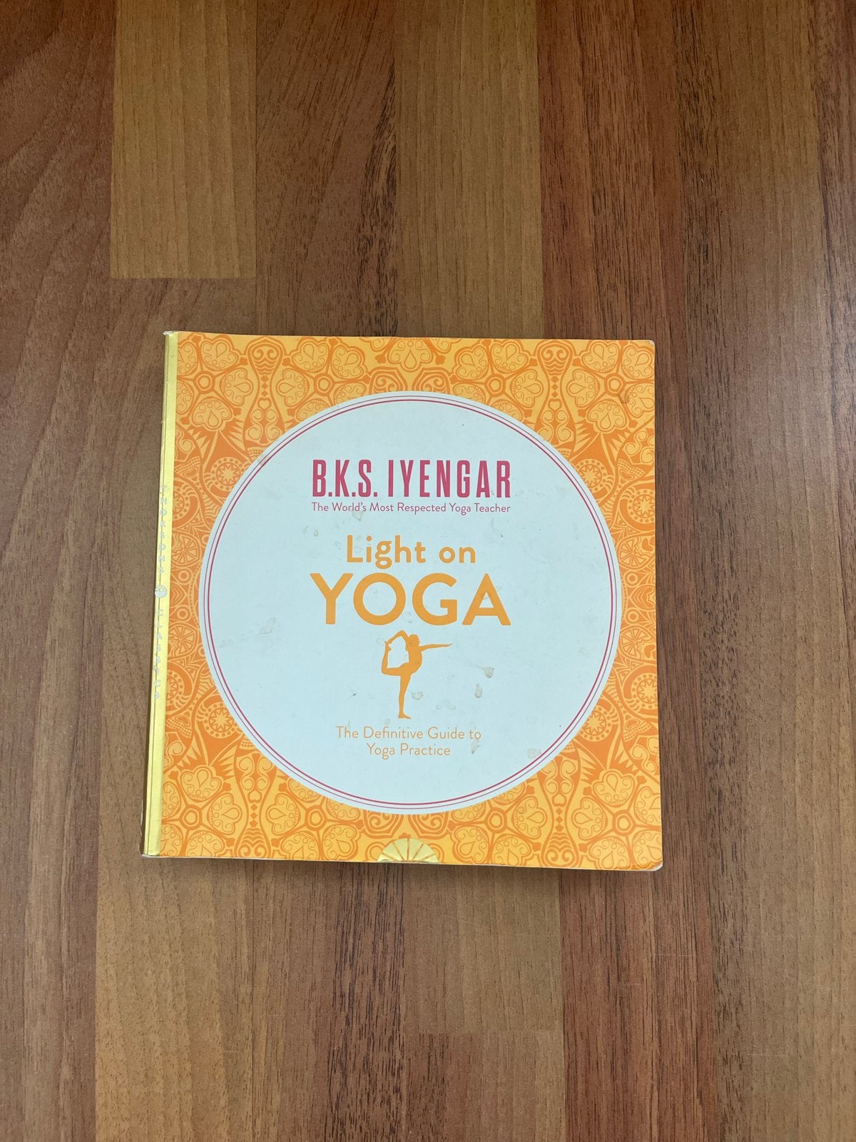Light on Yoga - B.K.S. Iyengar (Engels), Boeken, Ophalen of Verzenden, Zo goed als nieuw, Gezondheid en Conditie