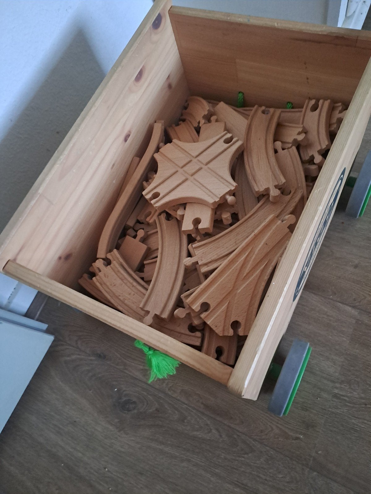 Grote set houten treinbaan en wegen met accessoires, Ophalen