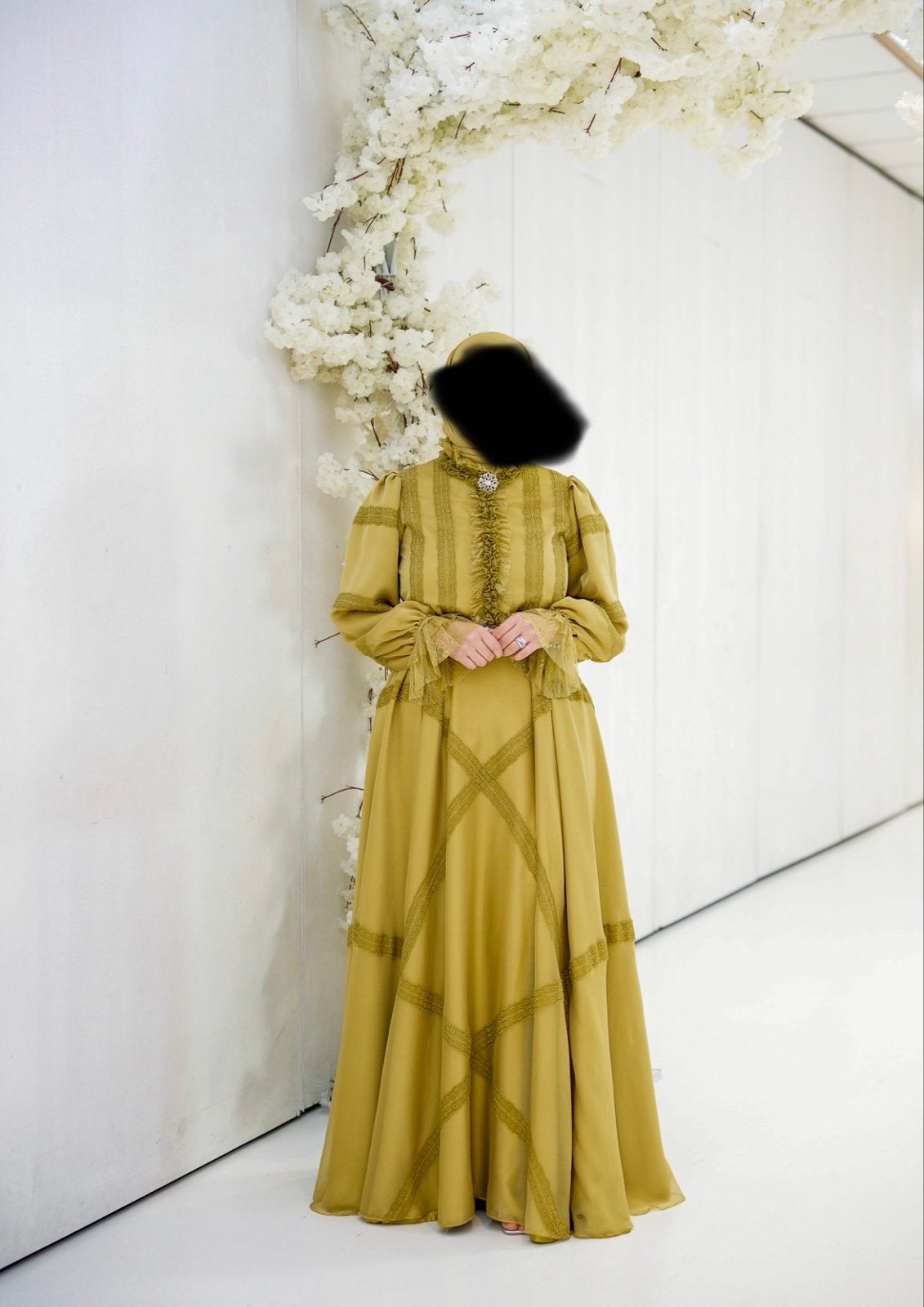 Elegante olijfgroene maxi-jurk met kanten details, Kleding | Dames, Verzenden, Maat 46/48 (XL) of groter, Zo goed als nieuw, Onder de knie