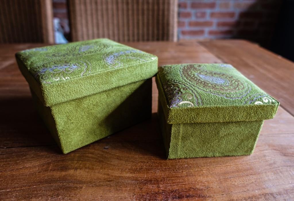 2 olijf groene suede vintage bijoux doosjes, Groen, Overige materialen, Ophalen of Verzenden, Oosters