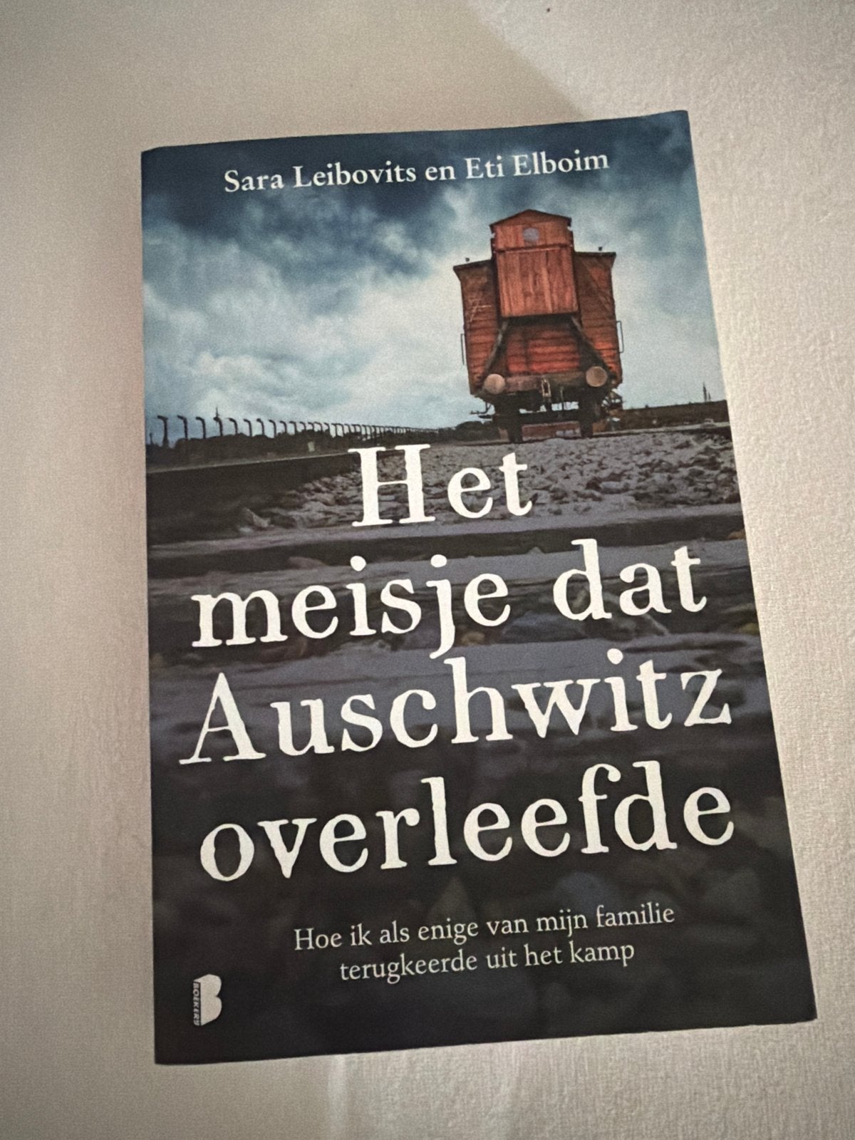 Het meisje dat Auschwitz overleefde - Sara Leibovits, Ophalen of Verzenden, Tweede Wereldoorlog, Gelezen, Overige onderwerpen