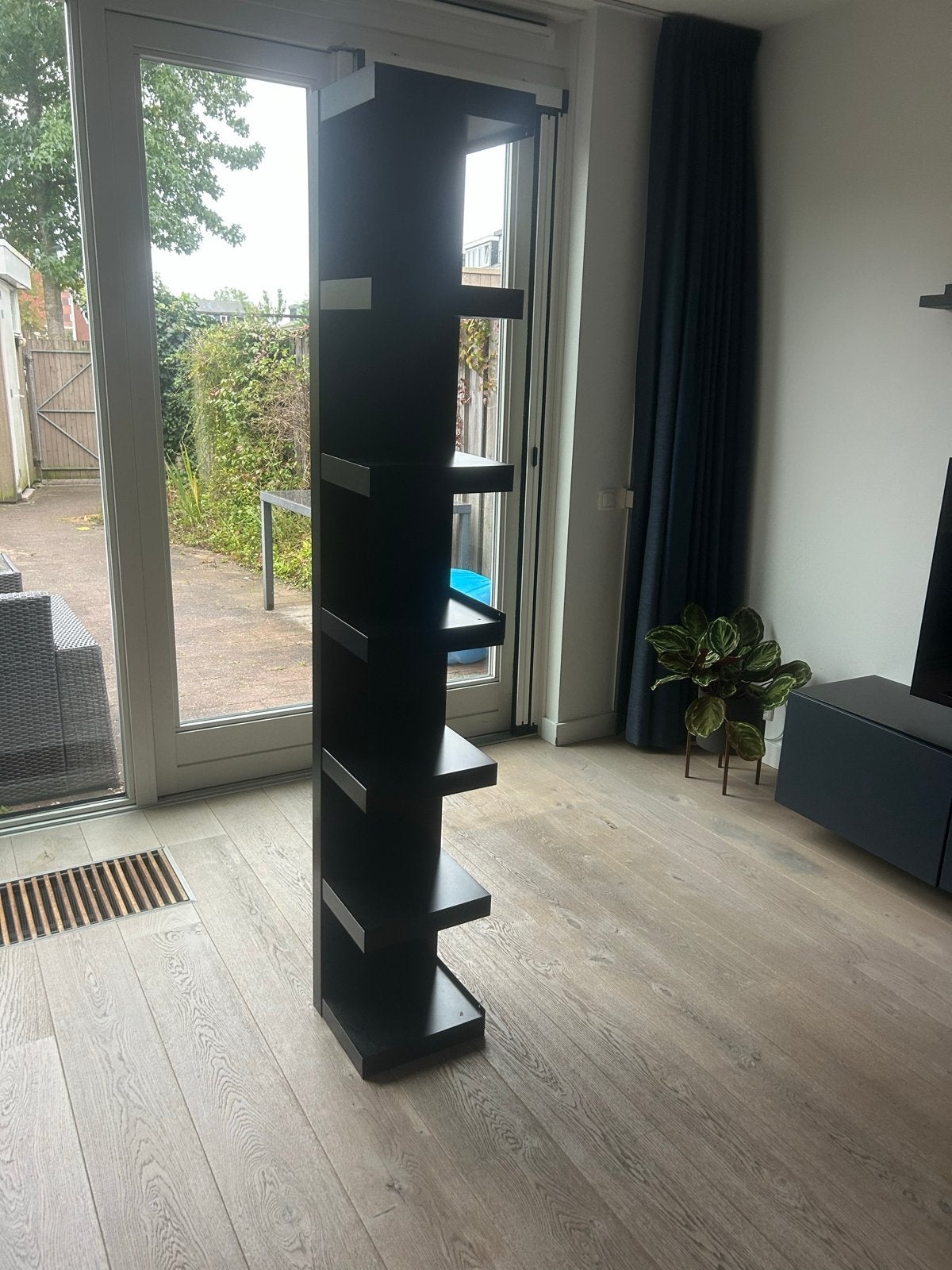 Zwarte Ikea Boekenkast met Open Vakken, Ophalen, Met plank(en), Minder dan 50 cm, Gebruikt