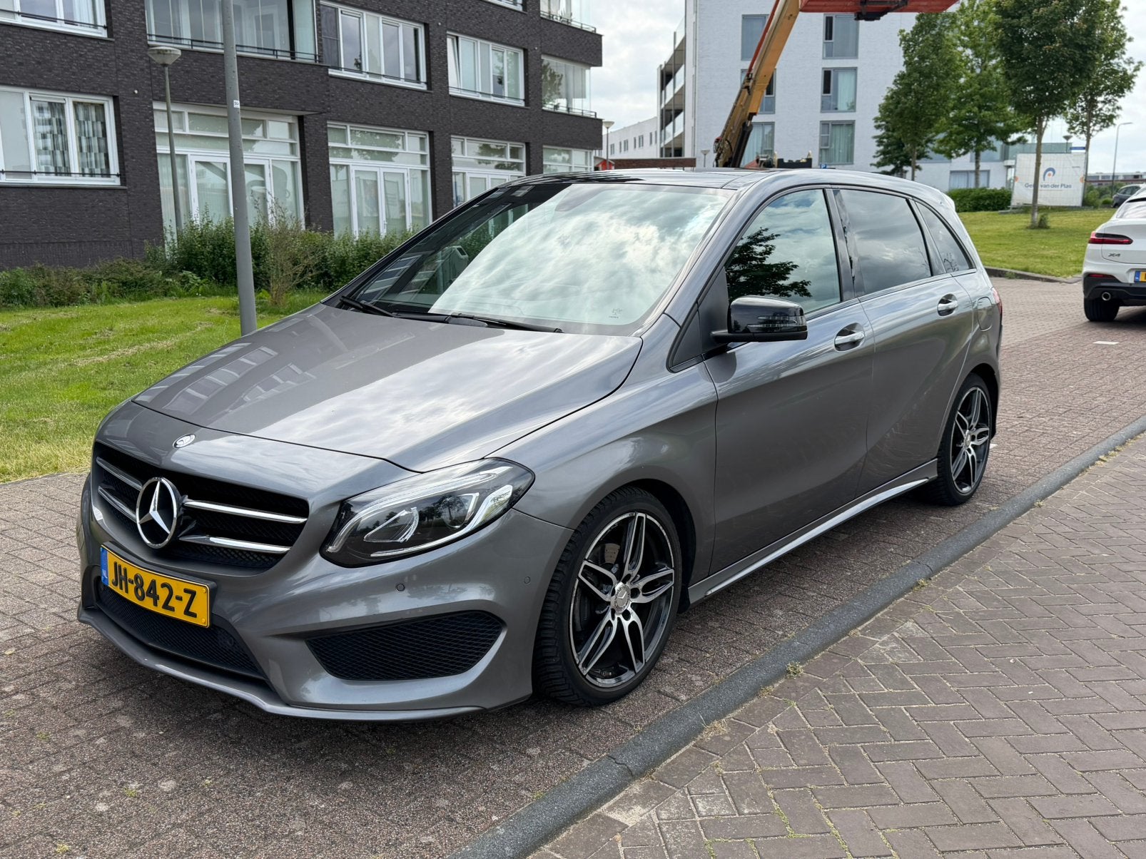 Mercedes-Benz B180 AMG Night Edition + Pano|Navi|LED|Sfeerve, Auto's, Euro 5, 1325 kg, Zwart, 4 cilinders