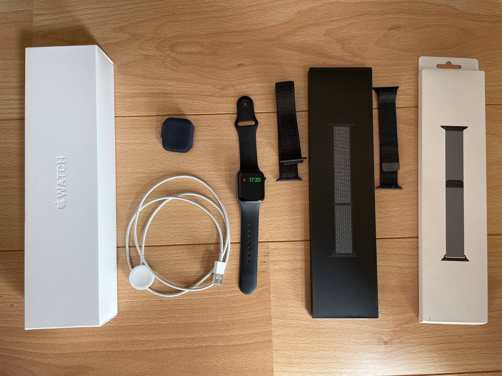 Apple Watch Series 4 Space Gray Aluminium + 2 bandjes, IOS, Ophalen of Verzenden, Waterdicht, Grijs