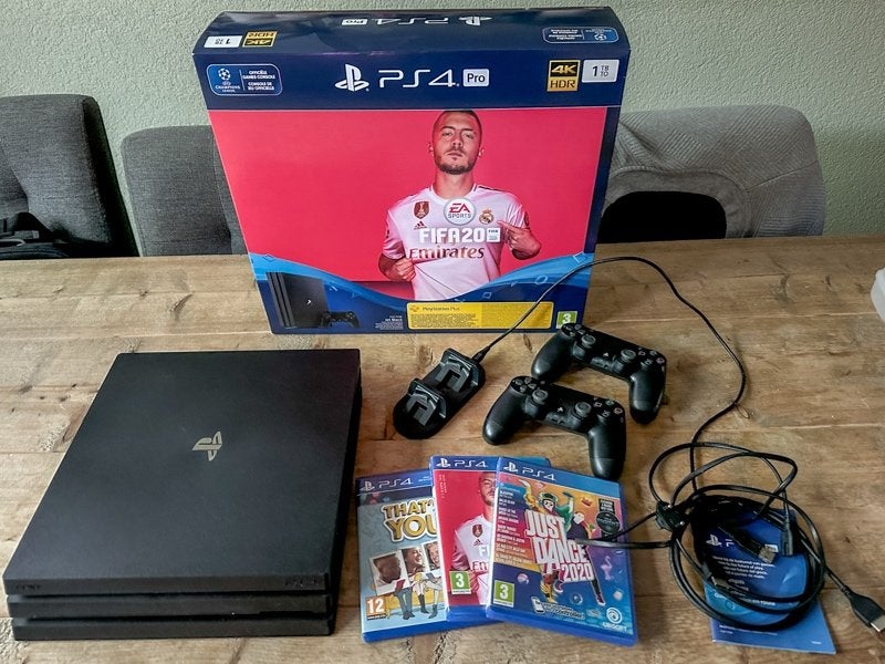 Playstation 4 Pro 1TB CUH-7216B, Met games, Met 2 controllers, Ophalen of Verzenden, Zo goed als nieuw