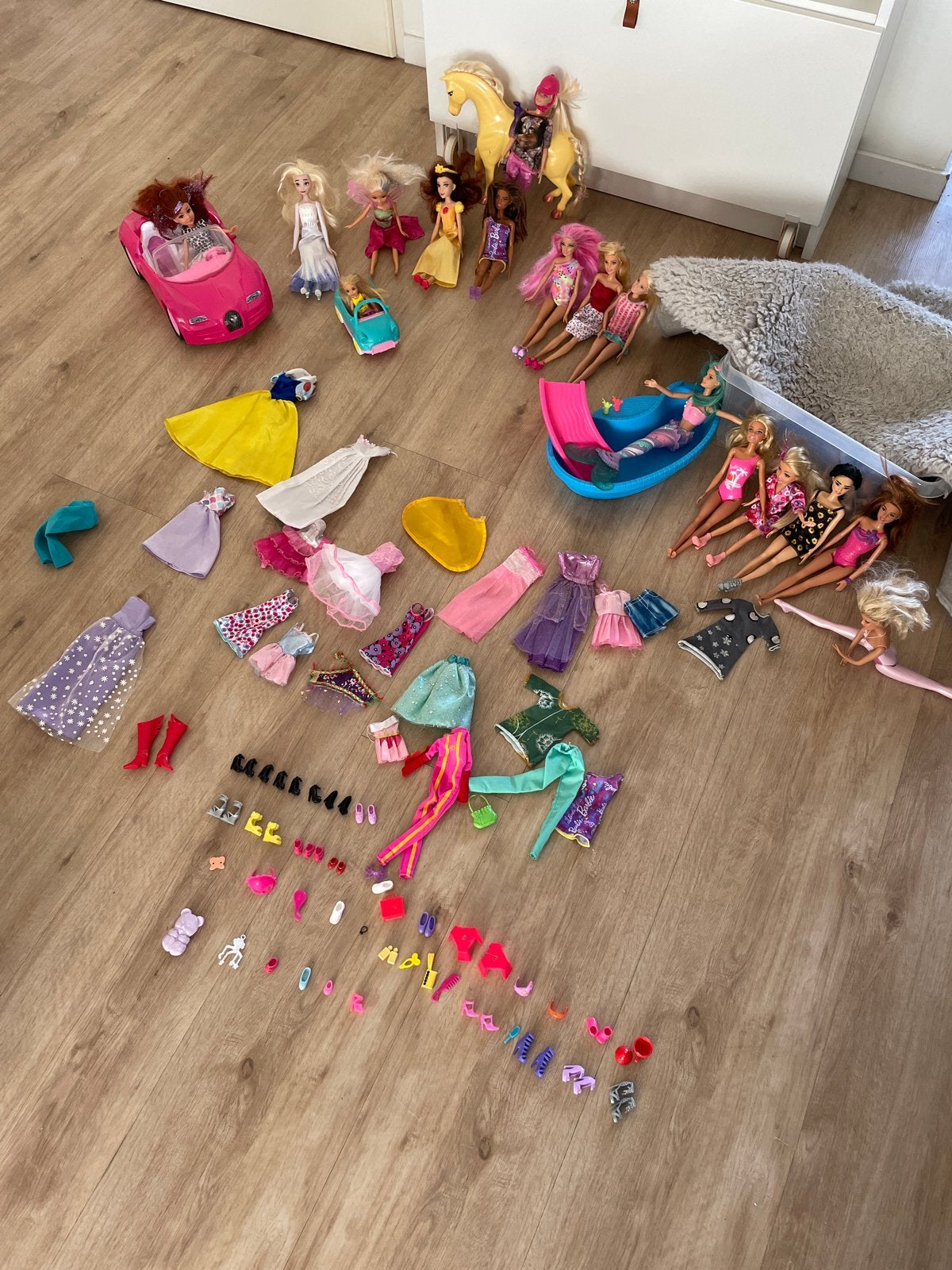 Grote collectie Barbies met kleding en accessoires, Ophalen, Gebruikt, Barbie