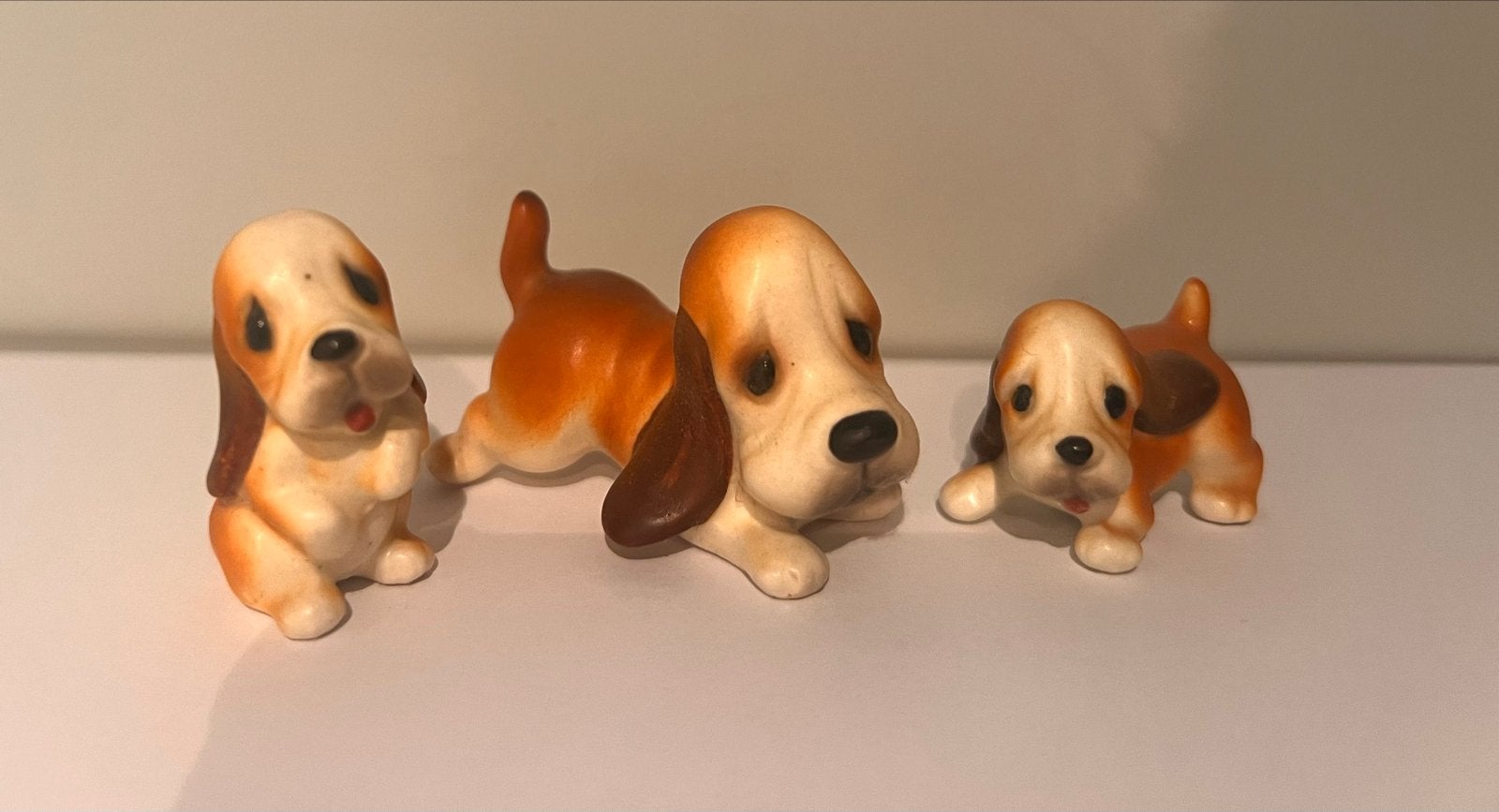 Set van 3 schattige Basset Hound beeldjes, Verzamelen, Ophalen of Verzenden, Zo goed als nieuw, Hond of Kat, Beeldje of Figuurtje