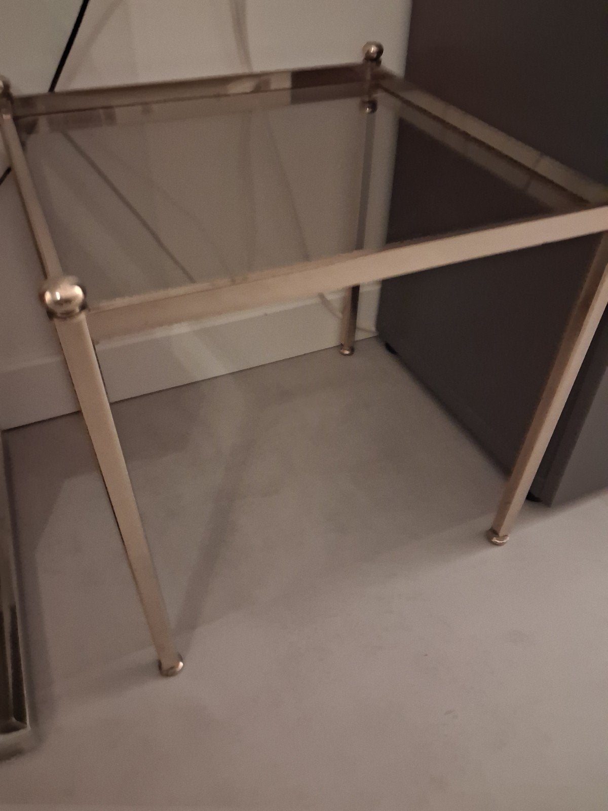 Gouden bijzettafel met rookglas blad, Huis en Inrichting, Minder dan 55 cm, Metaal of Aluminium, Vierkant, Zo goed als nieuw
