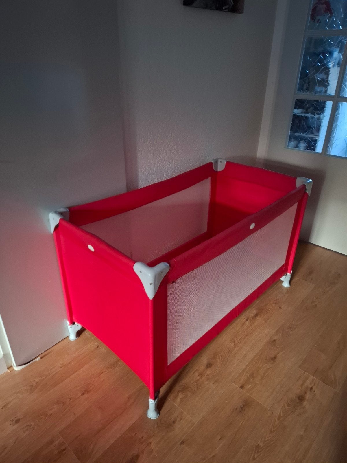 Rood campingbedje, Ophalen, Zo goed als nieuw