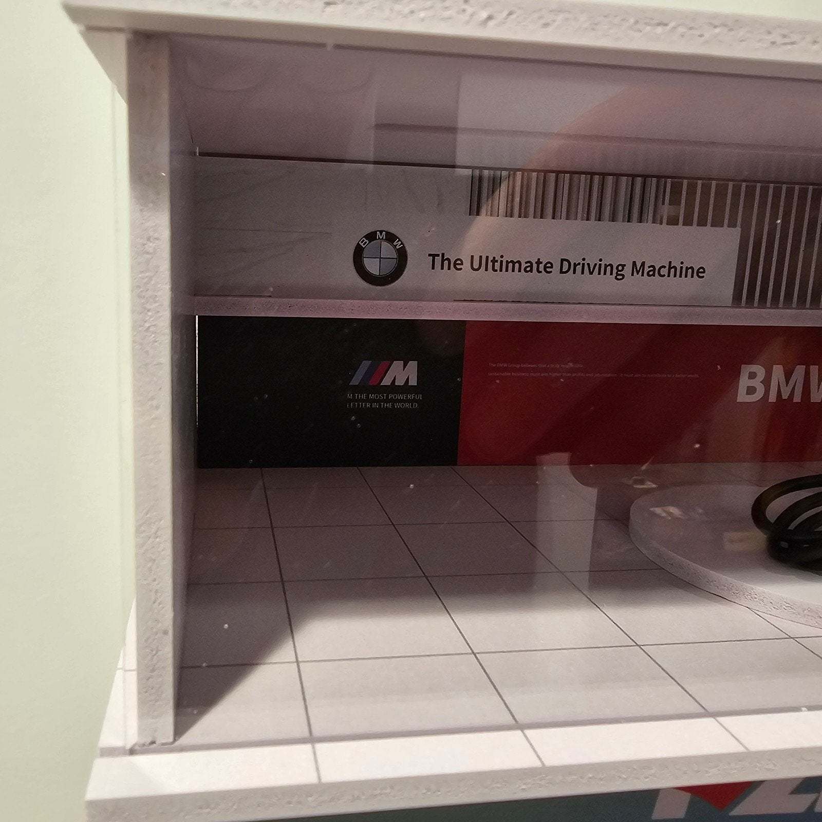 BMW Showroom Display - The Ultimate Driving Machine, BMW AG, Nieuw, Ophalen of Verzenden, Contact@bmw.de