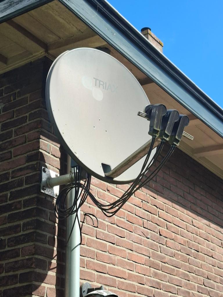 Triax schotel 80cm Ø met 3 twin LNB's en muurbeugel, Ophalen, Gebruikt, (Schotel)antenne, Overige merken