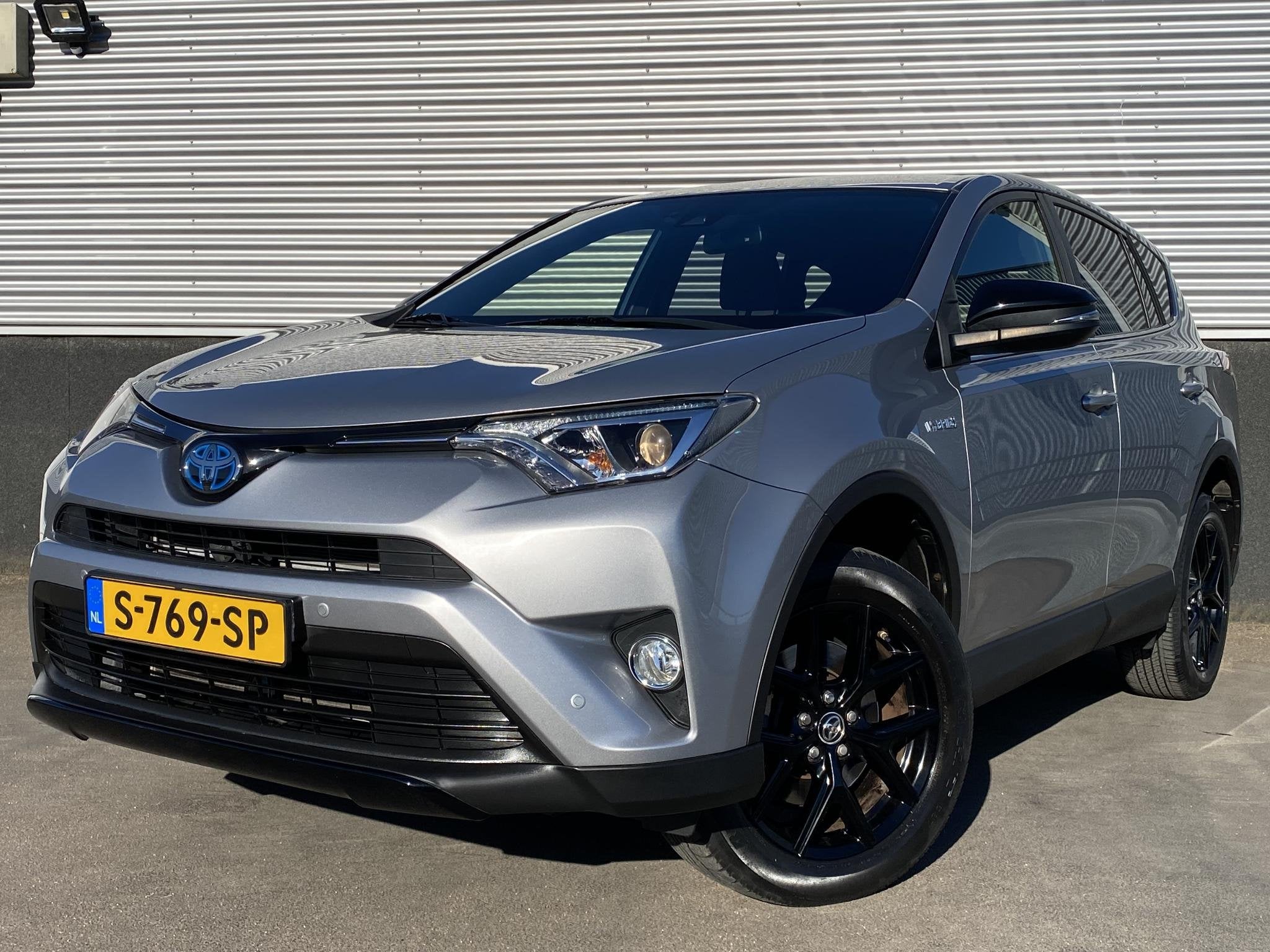 Toyota RAV4 2.5 Hybrid Black Edition Parkeersensoren v&a, ac, Auto's, Toyota, Euro 6, Leder, Bedrijf, Hybride Elektrisch/Benzine