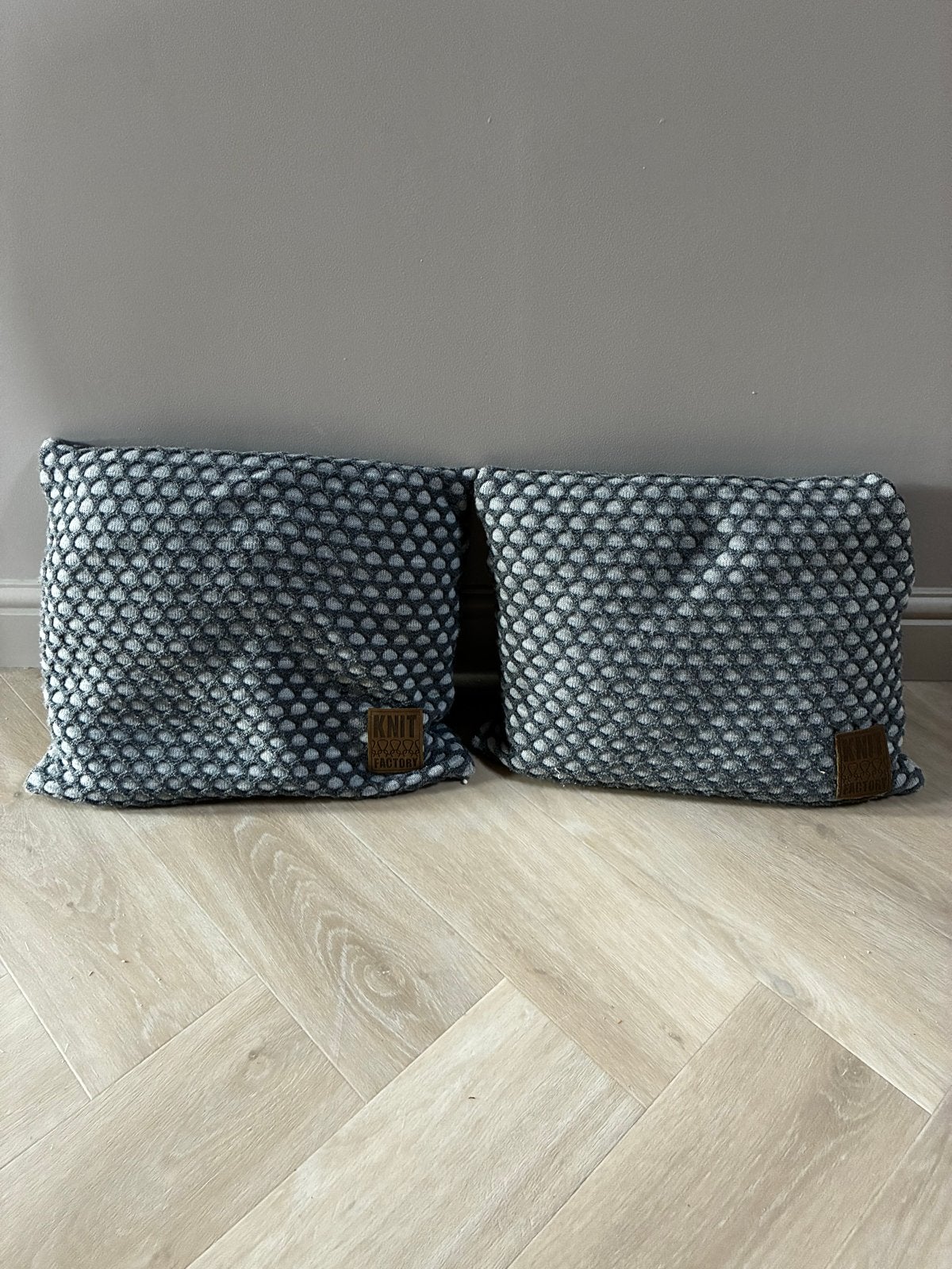 2 Knitfactory noppen kussens 40x40 cm grijs/antraciet, Overige merken, Ophalen of Verzenden, Zo goed als nieuw, Sierkussen