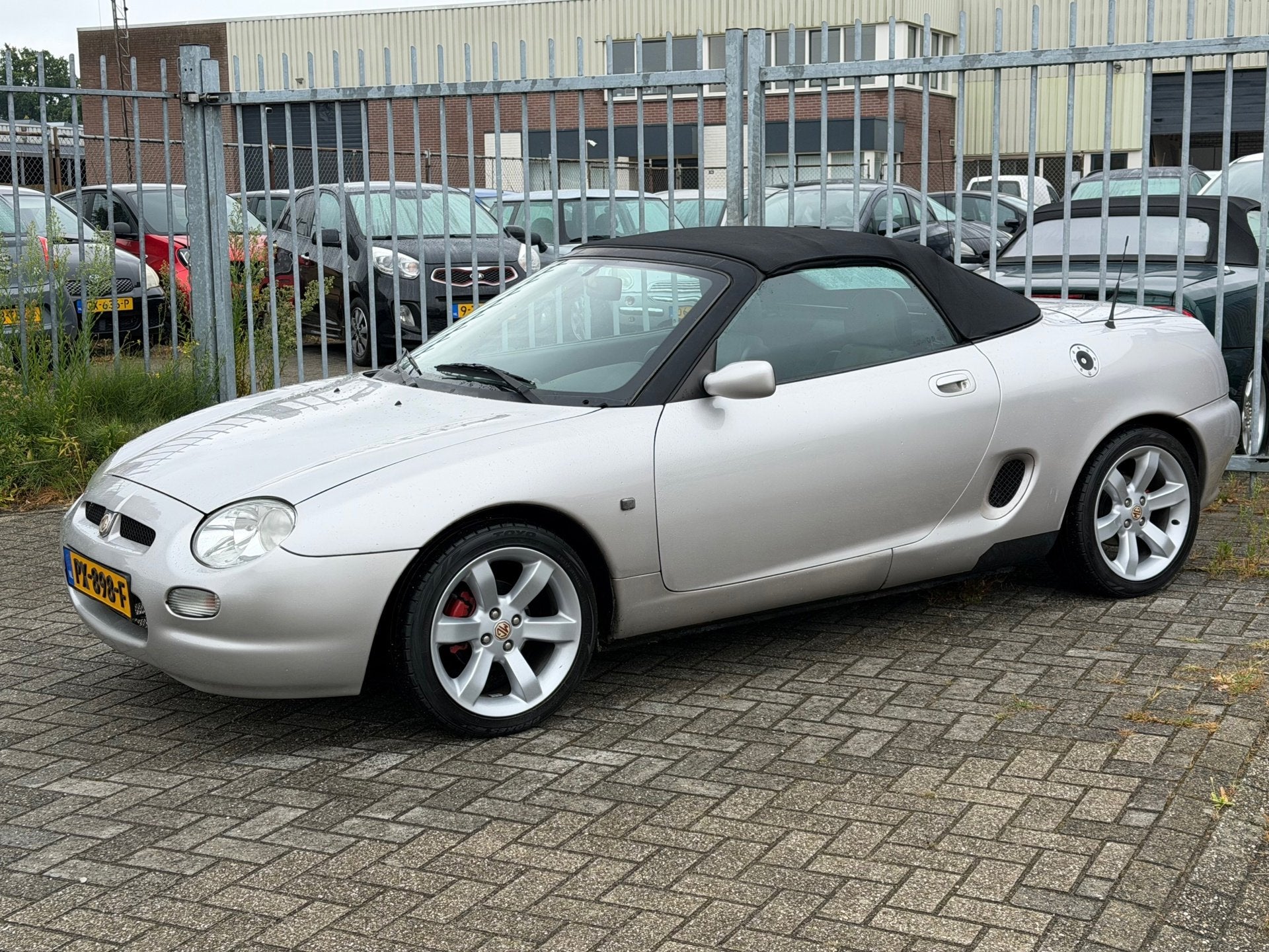 MG F 1.8i Exclusive CABRIO 120PK! Vol leer alcantara l elek, Auto's, Euro 2, Gebruikt, Zwart, 4 cilinders