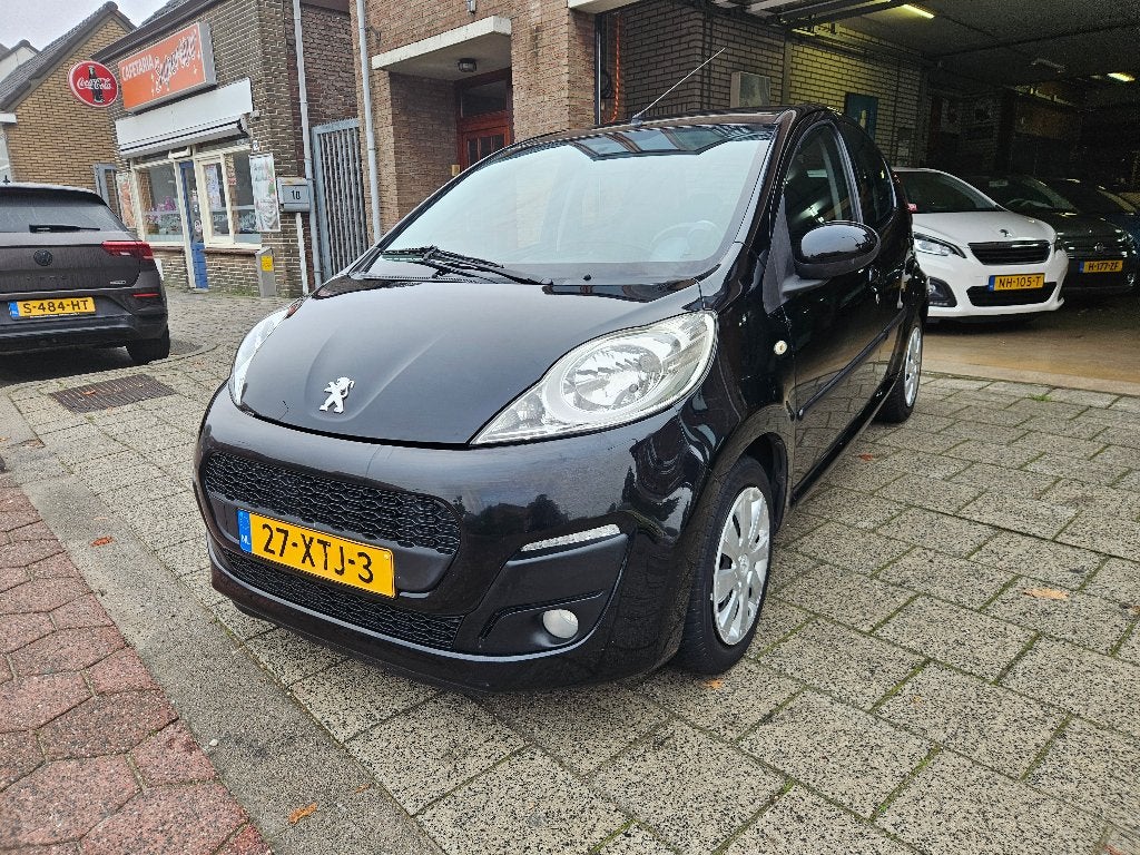 Peugeot 107 1.0 12V Envy 5DR 2012 Zwart, Auto's, Voorwielaandrijving, Stof, 4 stoelen, Origineel Nederlands