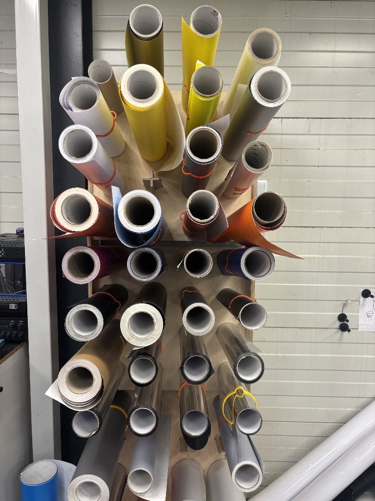 Plottermateriaal & Opbergrek te Koop – Partij Vinyl Rollen, Hobby en Vrije tijd, Ophalen, Overige thema's, Meerkleurig, Zo goed als nieuw