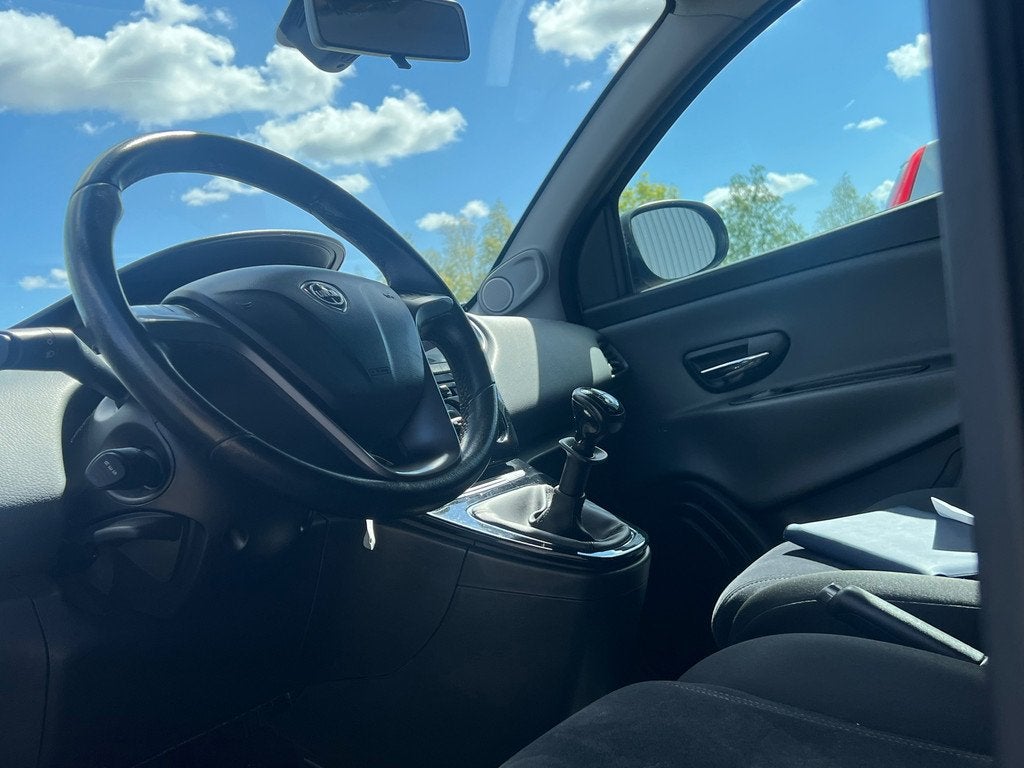 Lancia Ypsilon 0.9 TwinAir Platinum | Nero Vulcano | Airco/L, Auto's, Voorwielaandrijving, Euro 5, 86 pk, Gebruikt