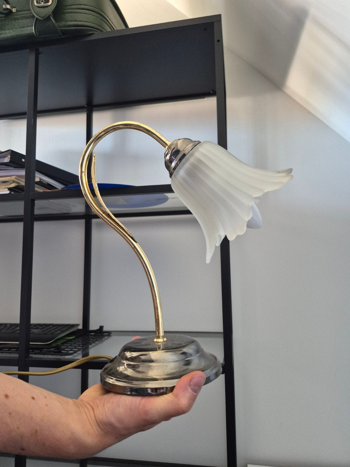 Elegante tafellamp met bloemvormige glazen kap, Huis en Inrichting, Ophalen, Gebruikt, Goud, Sfeerlamp